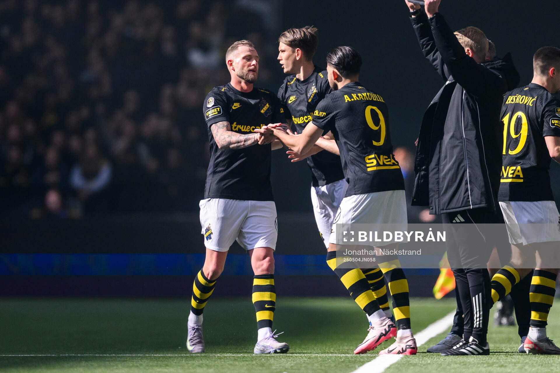 AIKs John Guidetti byter med Andronikos Kakoullis under fotbollsmatchen i Allsvenskan mellan Djurgården och AIK den 4 maj 2025 i Stockholm.
