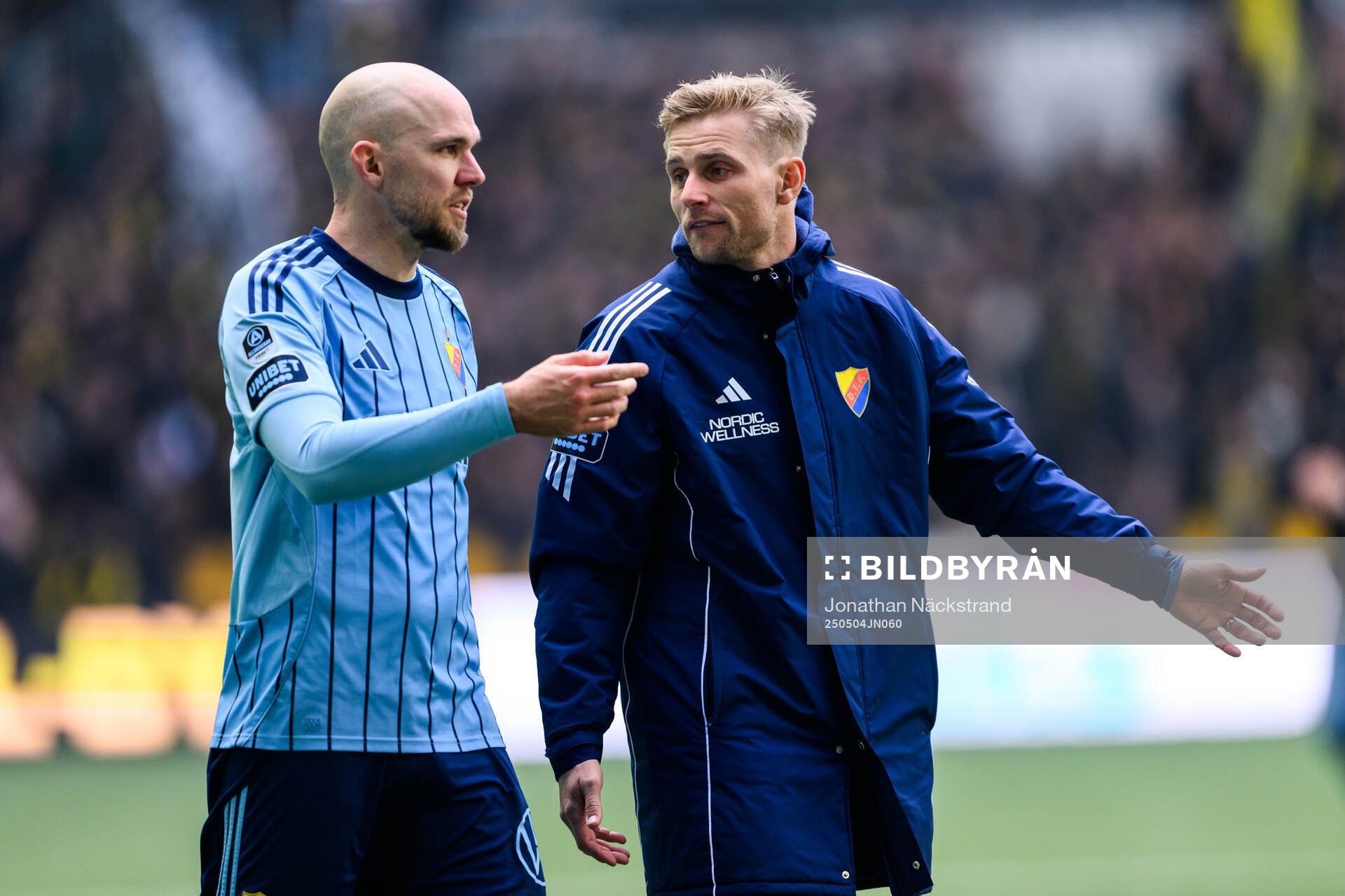 Djurgårdens Marcus Danielson och målvakt Jacob Rinne efter fotbollsmatchen i Allsvenskan mellan Djurgården och AIK den 4 maj 2025 i Stockholm.