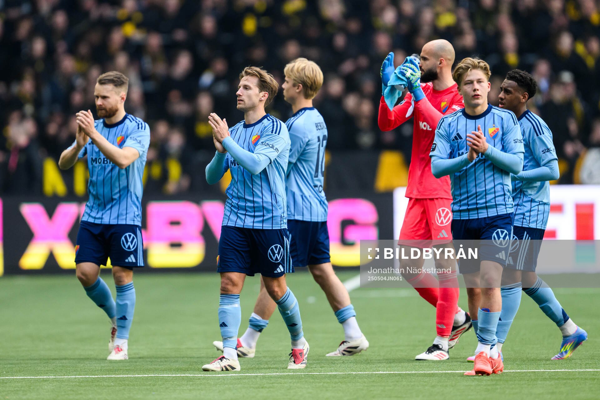Djurgårdens Daniel Stensson och målvakt Filip Manojlovic tackar publiken efter fotbollsmatchen i Allsvenskan mellan Djurgården och AIK den 4 maj 2025 i Stockholm.