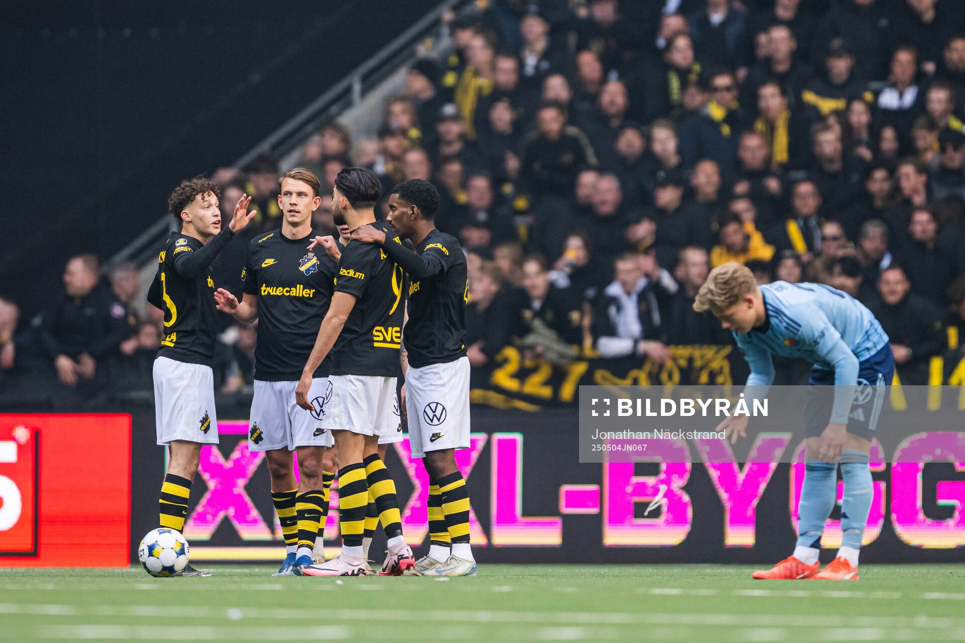 AIKs spelare efter fotbollsmatchen i Allsvenskan mellan Djurgården och AIK den 4 maj 2025 i Stockholm. 