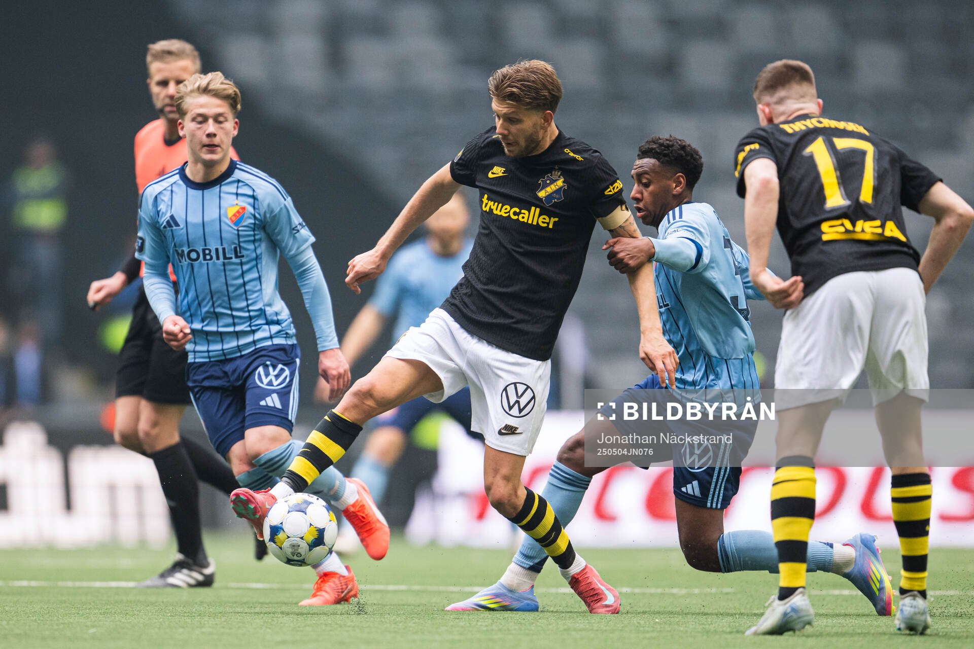 AIKs Anton Salétros och Djurgårdens Isak Alemayehu Mulugeta under fotbollsmatchen i Allsvenskan mellan Djurgården och AIK den 4 maj 2025 i Stockholm.
