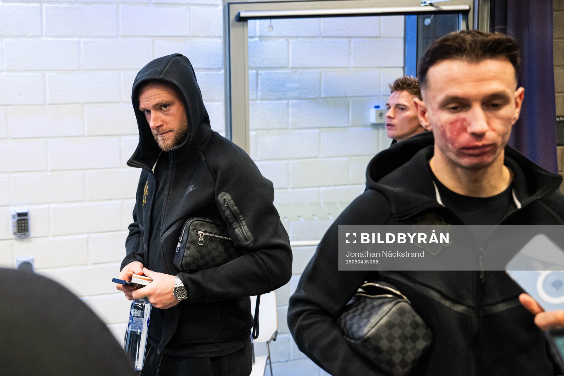 AIKs John Guidetti i mixade zonen efter fotbollsmatchen i Allsvenskan mellan Djurgården och AIK den 4 maj 2025 i Stockholm. 