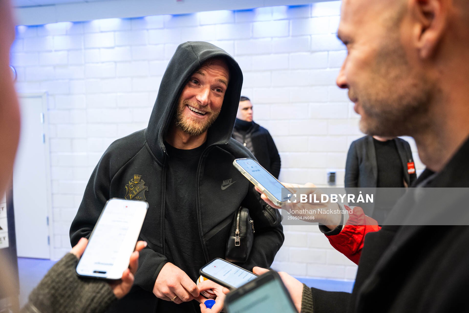 AIKs John Guidetti i mixade zonen efter fotbollsmatchen i Allsvenskan mellan Djurgården och AIK den 4 maj 2025 i Stockholm. 