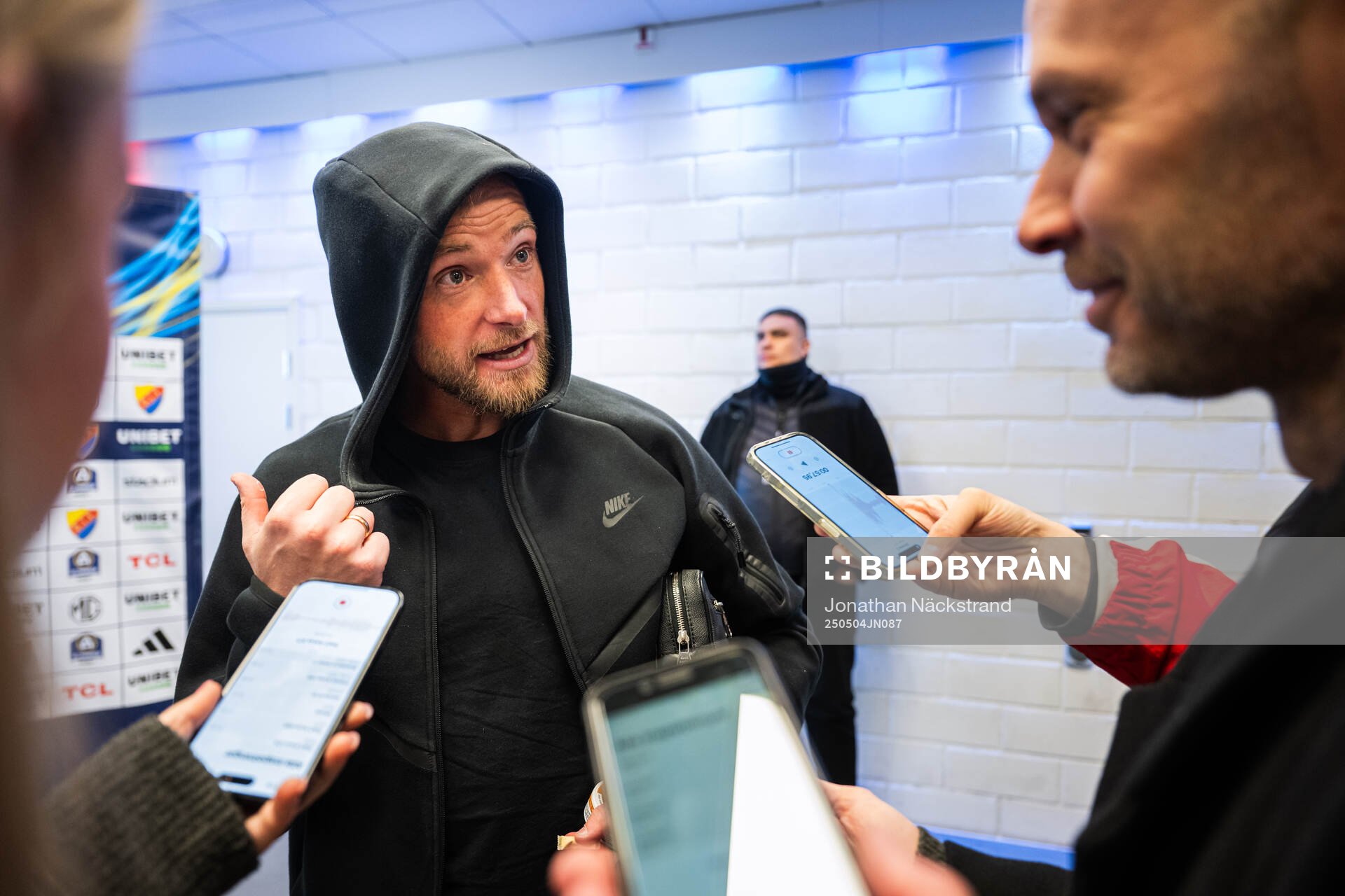 AIKs John Guidetti i mixade zonen efter fotbollsmatchen i Allsvenskan mellan Djurgården och AIK den 4 maj 2025 i Stockholm. 