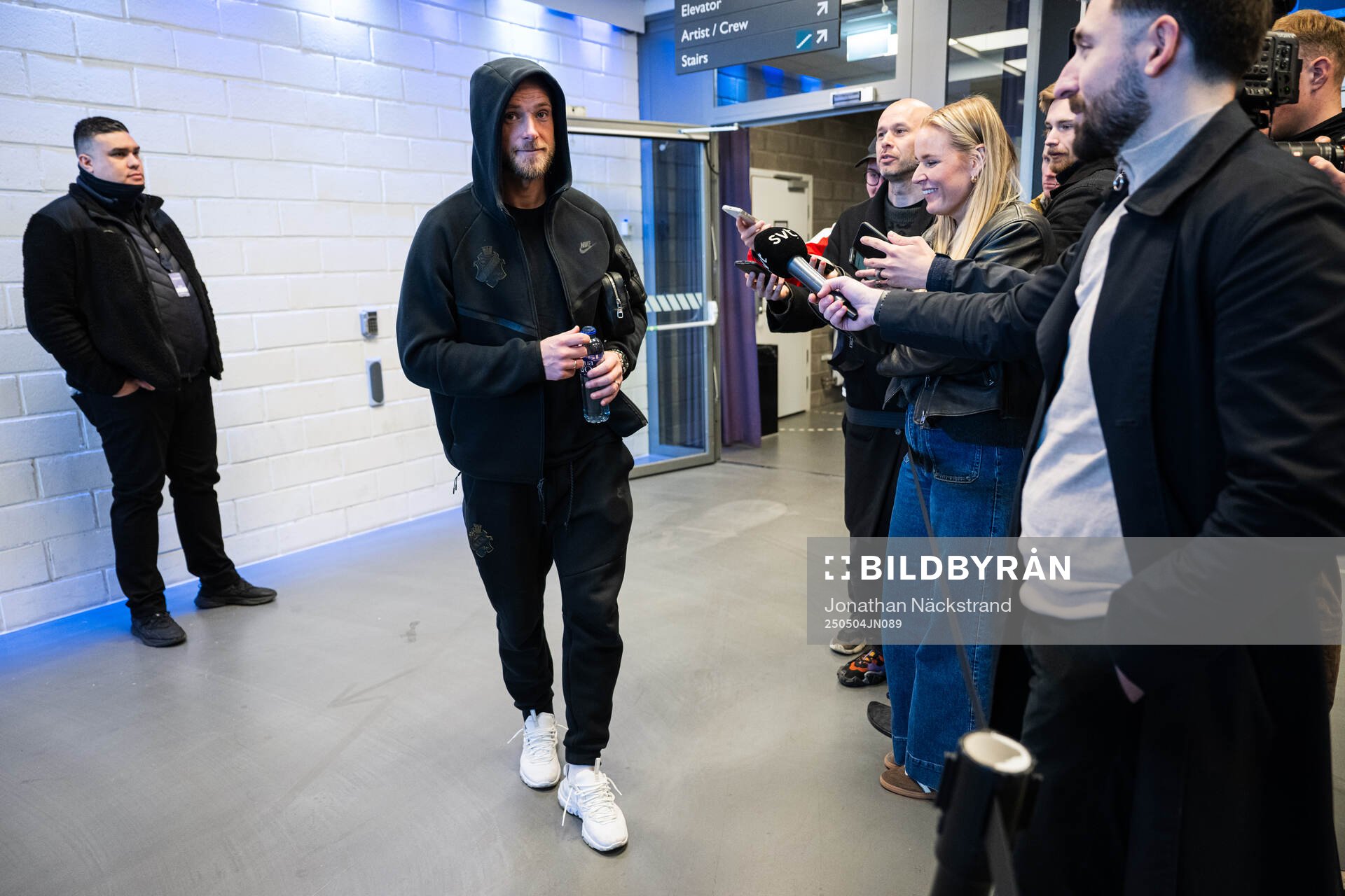 AIKs John Guidetti i mixade zonen efter fotbollsmatchen i Allsvenskan mellan Djurgården och AIK den 4 maj 2025 i Stockholm. 