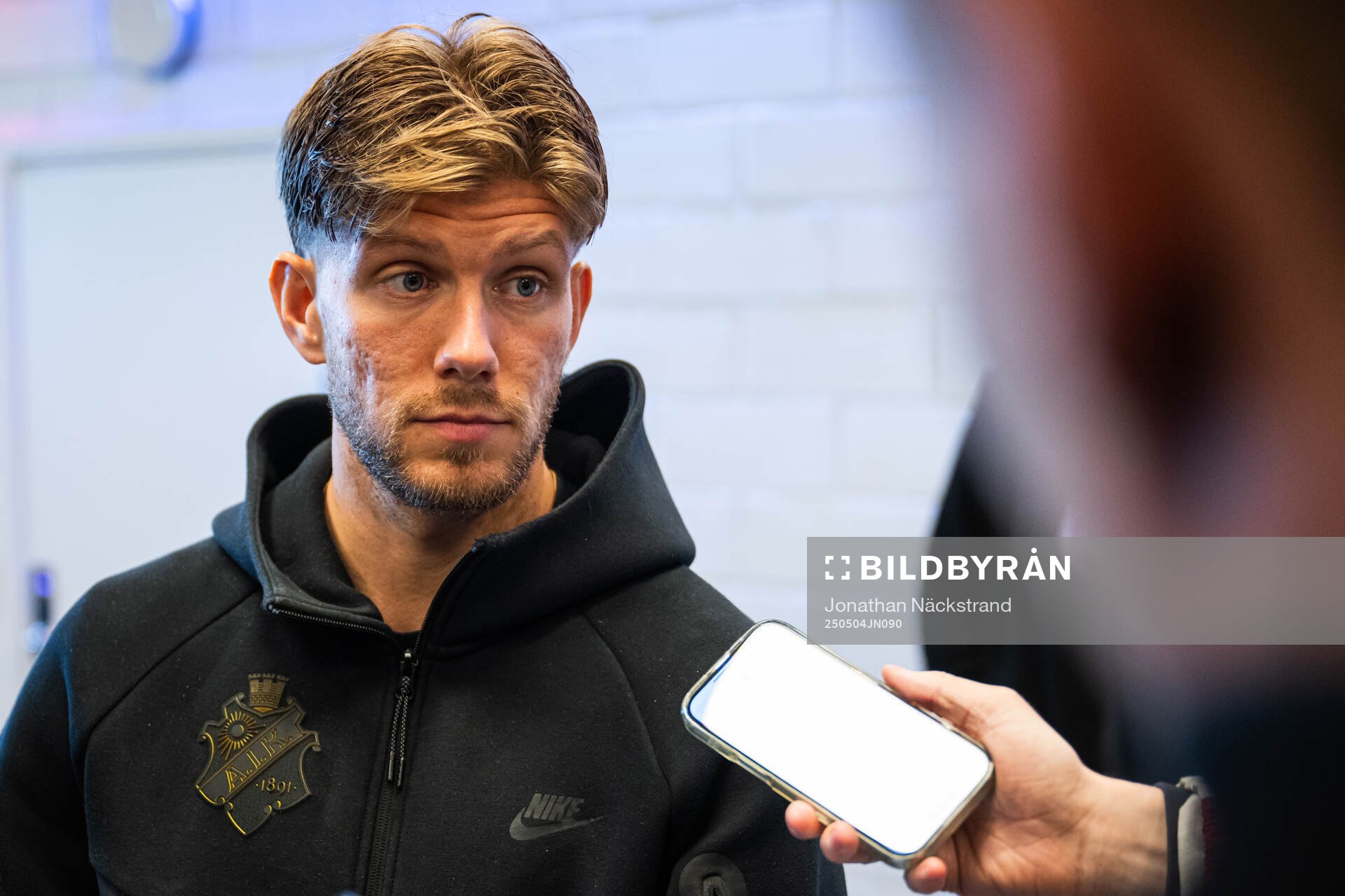 AIKs Anton Salétros i mixade zonen efter fotbollsmatchen i Allsvenskan mellan Djurgården och AIK den 4 maj 2025 i Stockholm. 