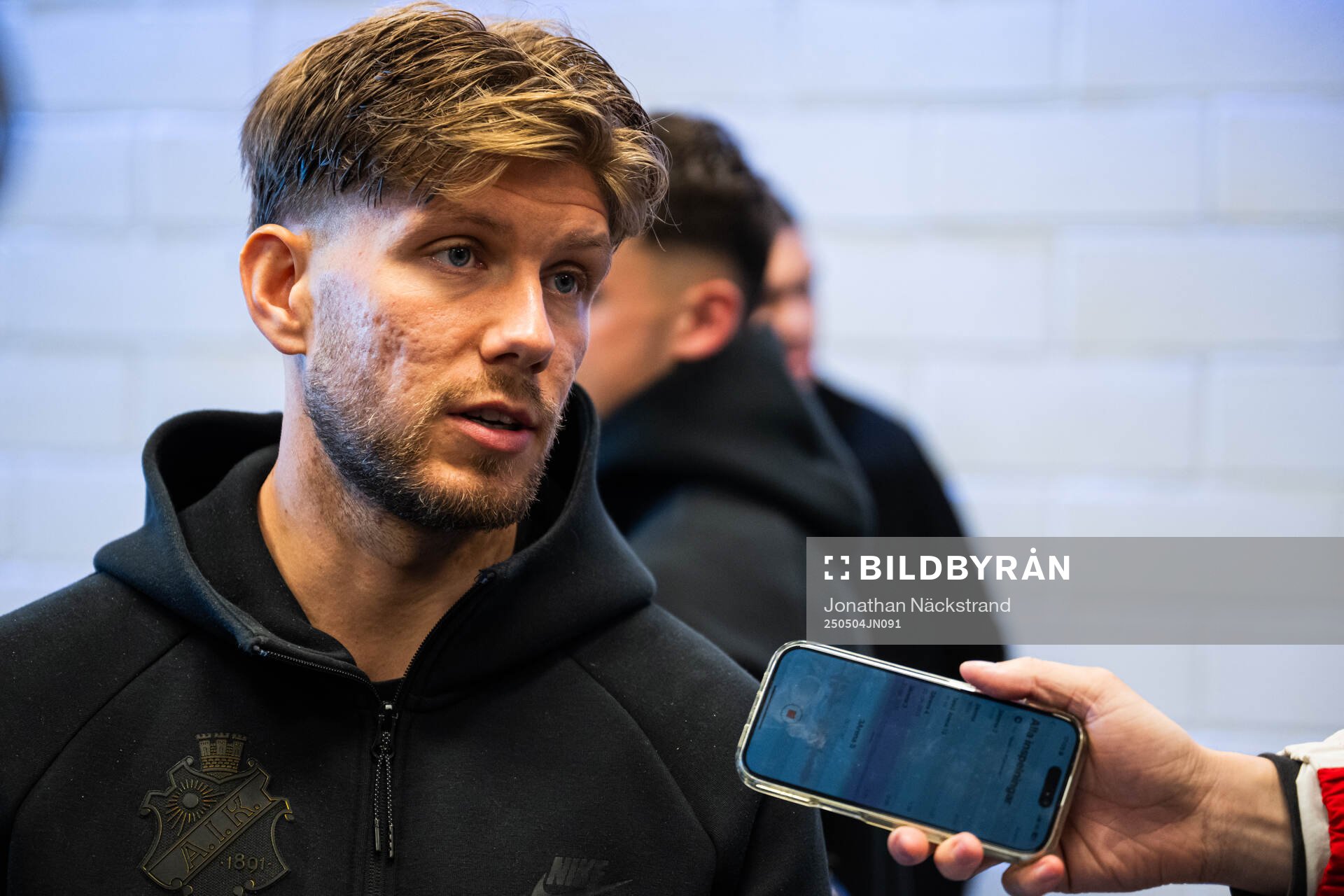 AIKs Anton Salétros i mixade zonen efter fotbollsmatchen i Allsvenskan mellan Djurgården och AIK den 4 maj 2025 i Stockholm. 