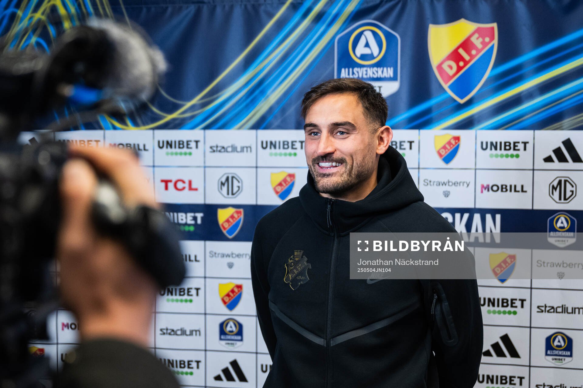 AIKs Sotirios Papagiannopoulos i mixade zonen efter fotbollsmatchen i Allsvenskan mellan Djurgården och AIK den 4 maj 2025 i Stockholm.
