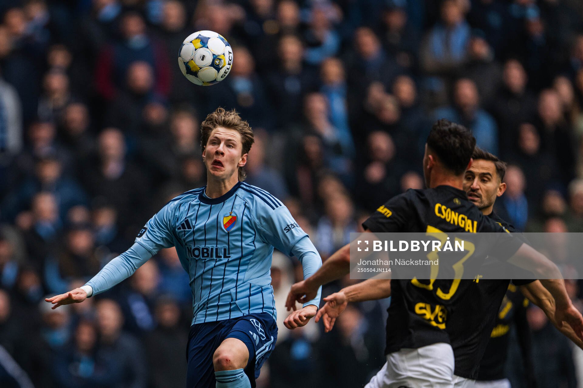Djurgårdens August Priske Flyger under fotbollsmatchen i Allsvenskan mellan Djurgården och AIK den 4 maj 2025 i Stockholm. 