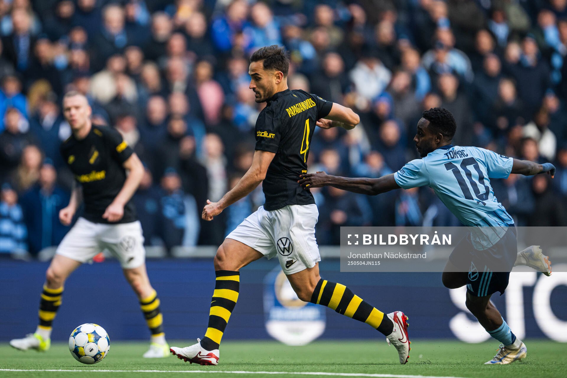 AIKs Sotirios Papagiannopoulos och Djurgårdens Tokmac Nguen under fotbollsmatchen i Allsvenskan mellan Djurgården och AIK den 4 maj 2025 i Stockholm.