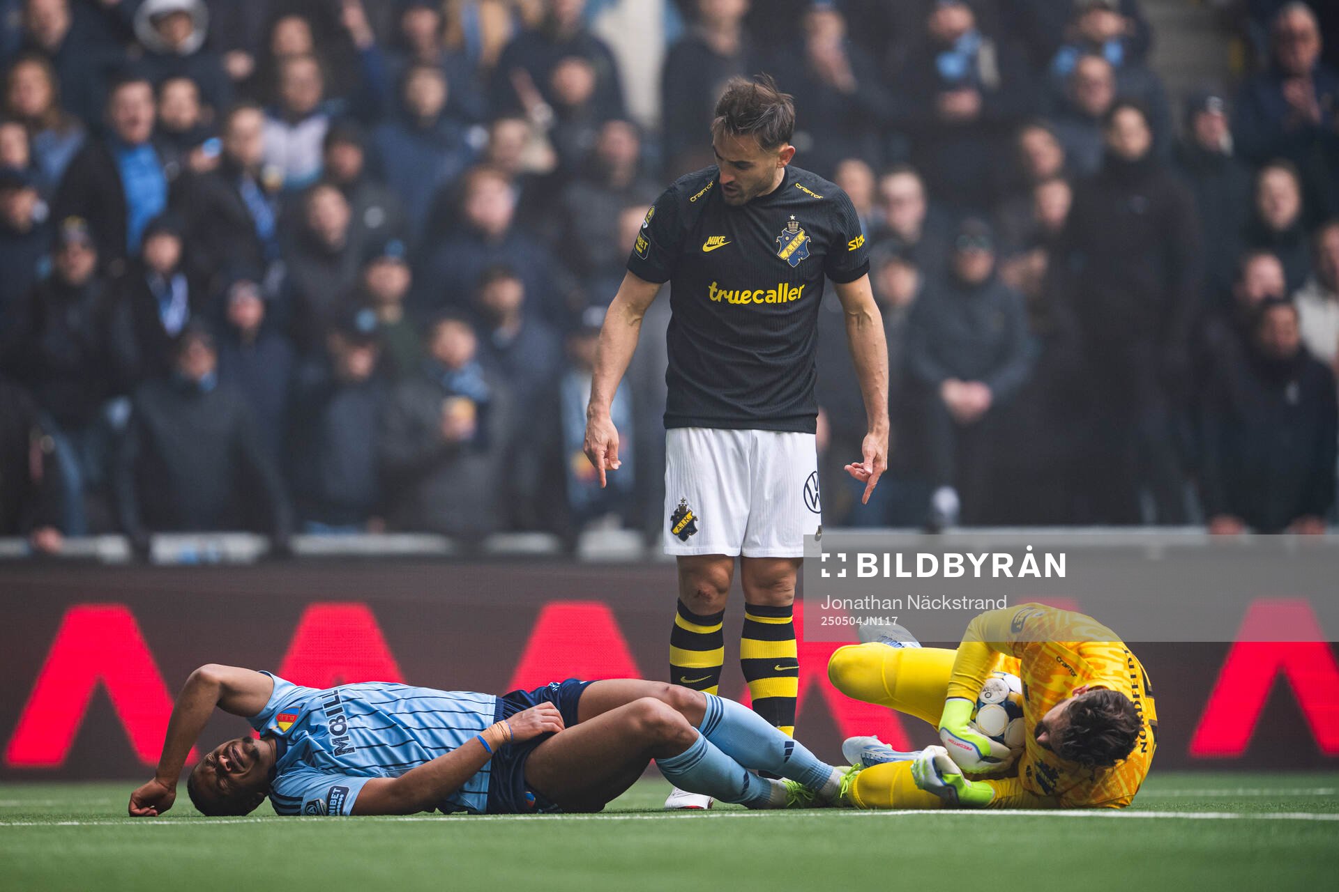 Djurgårdens Zakaria Sawo, AIKs Sotirios Papagiannopoulos och målvakt Kristoffer Nordfeldt under fotbollsmatchen i Allsvenskan mellan Djurgården och AIK den 4 maj 2025 i Stockholm.