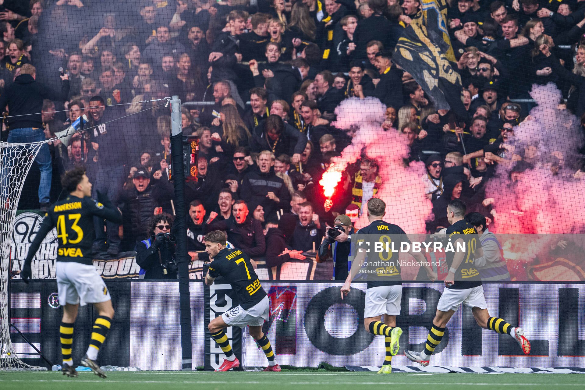 AIKs Anton Salétros jublar efter 1-1 under fotbollsmatchen i Allsvenskan mellan Djurgården och AIK den 4 maj 2025 i Stockholm. 