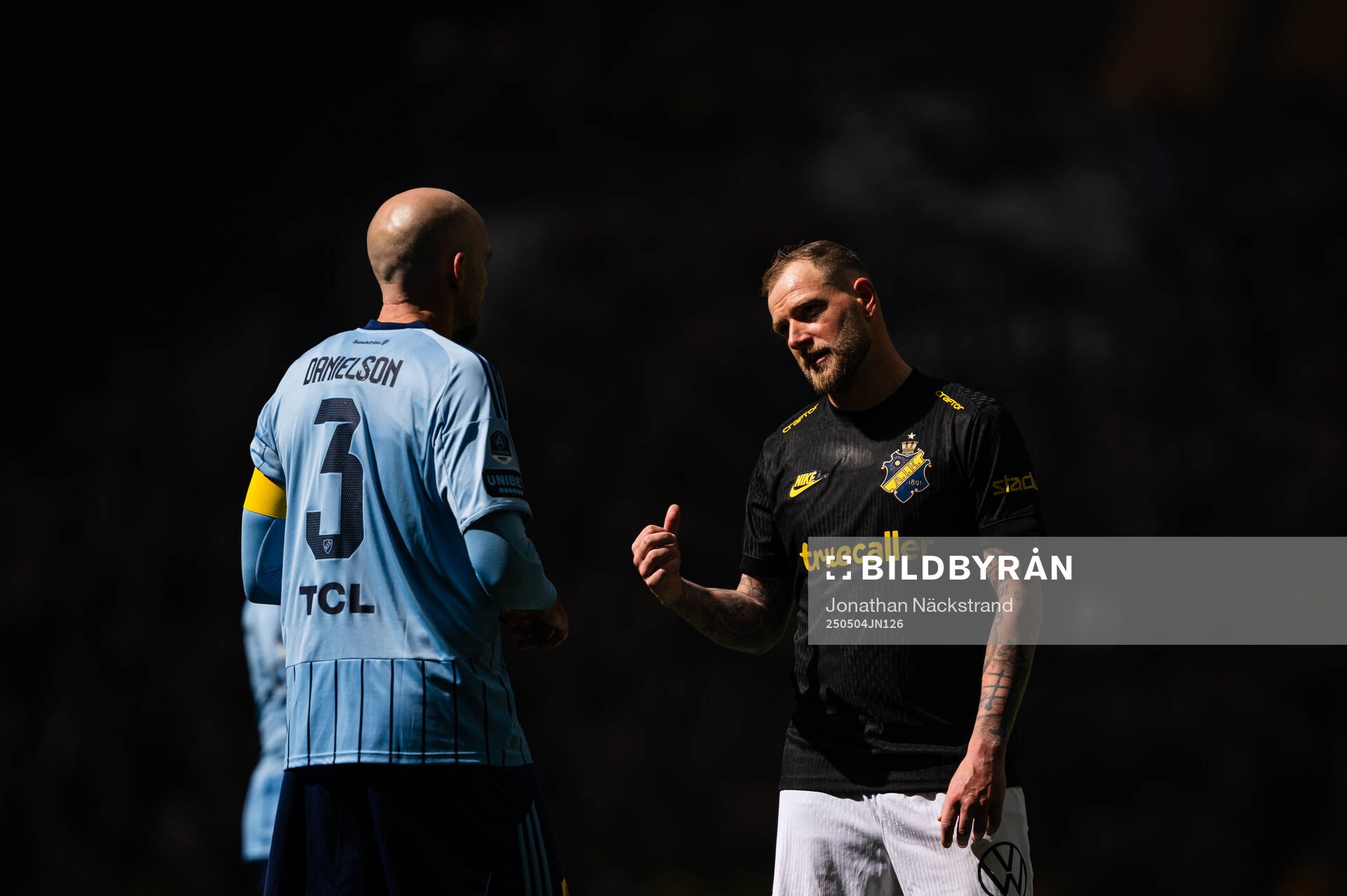 Djurgårdens Marcus Danielson och AIKs John Guidetti under fotbollsmatchen i Allsvenskan mellan Djurgården och AIK den 4 maj 2025 i Stockholm.