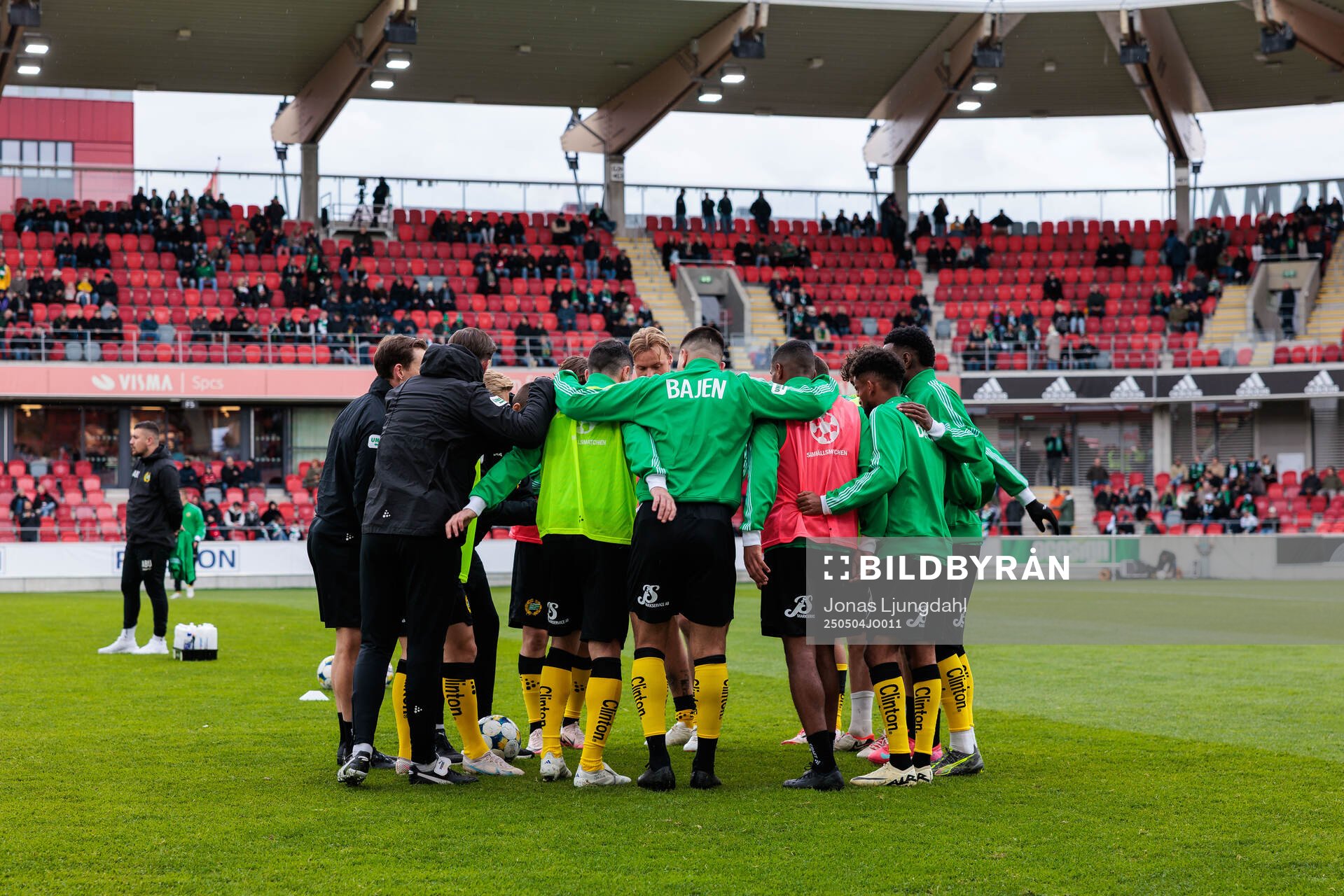 Hammarbys spelare värmer upp inför fotbollsmatchen i Allsvenskan mellan Öster och Hammarby den 4 maj 2025 i Växjö. 