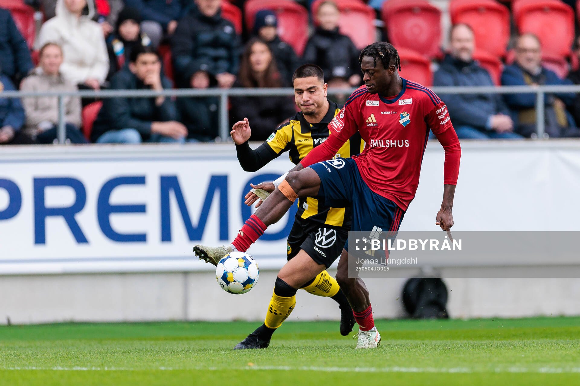 Hammarbys Jusef Erabi och Östers Kingsley Gyamfi under fotbollsmatchen i Allsvenskan mellan Öster och Hammarby den 4 maj 2025 i Växjö. 