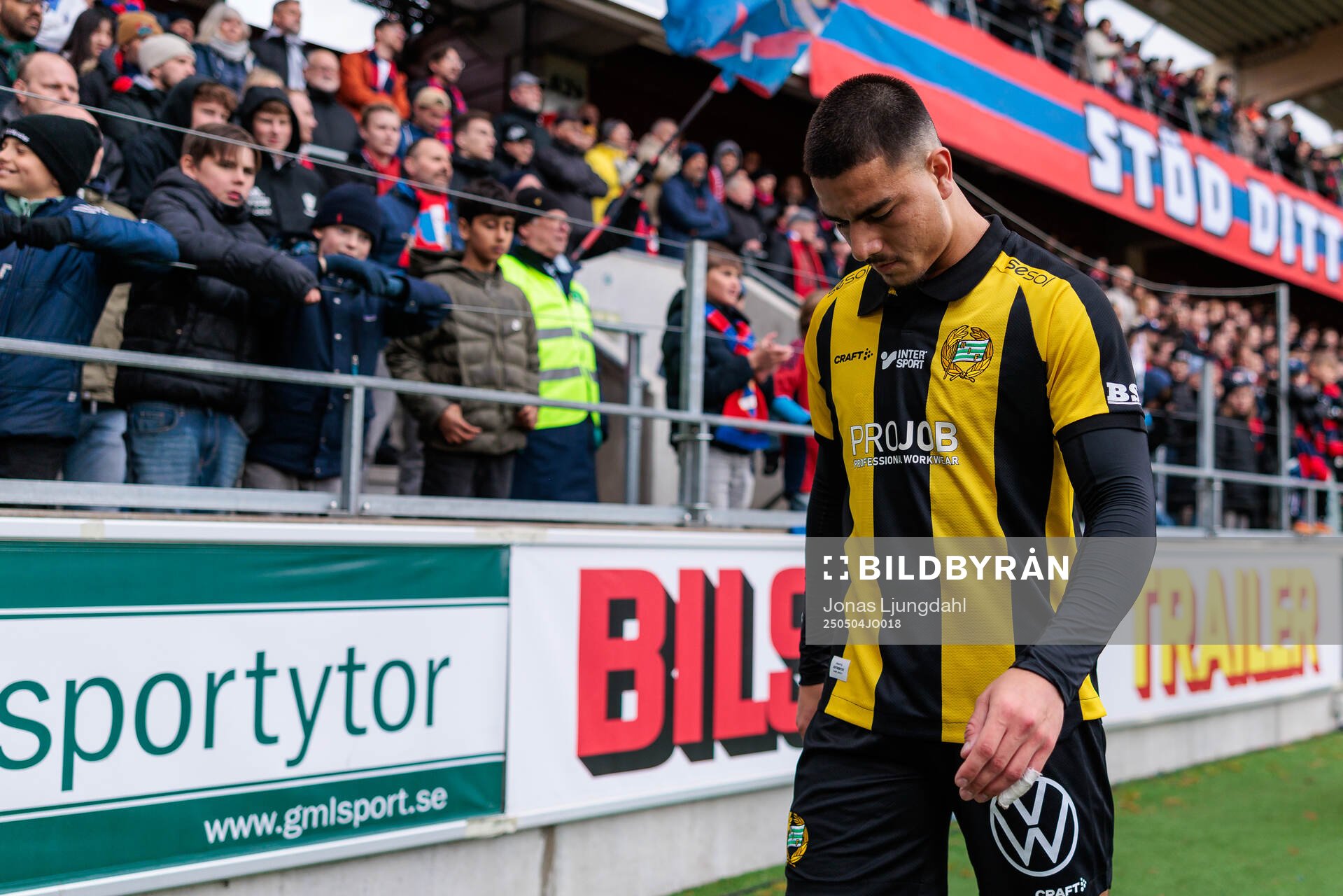 Hammarbys Jusef Erabi deppar och lämnar planen med skada under fotbollsmatchen i Allsvenskan mellan Öster och Hammarby den 4 maj 2025 i Växjö.