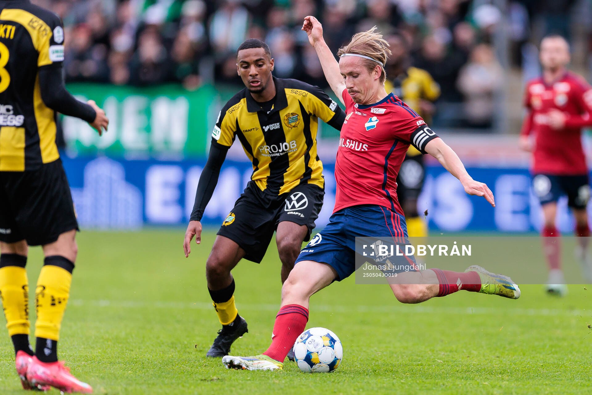 Hammarbys Paulos Abraham och Östers David Seger under fotbollsmatchen i Allsvenskan mellan Öster och Hammarby den 4 maj 2025 i Växjö. 