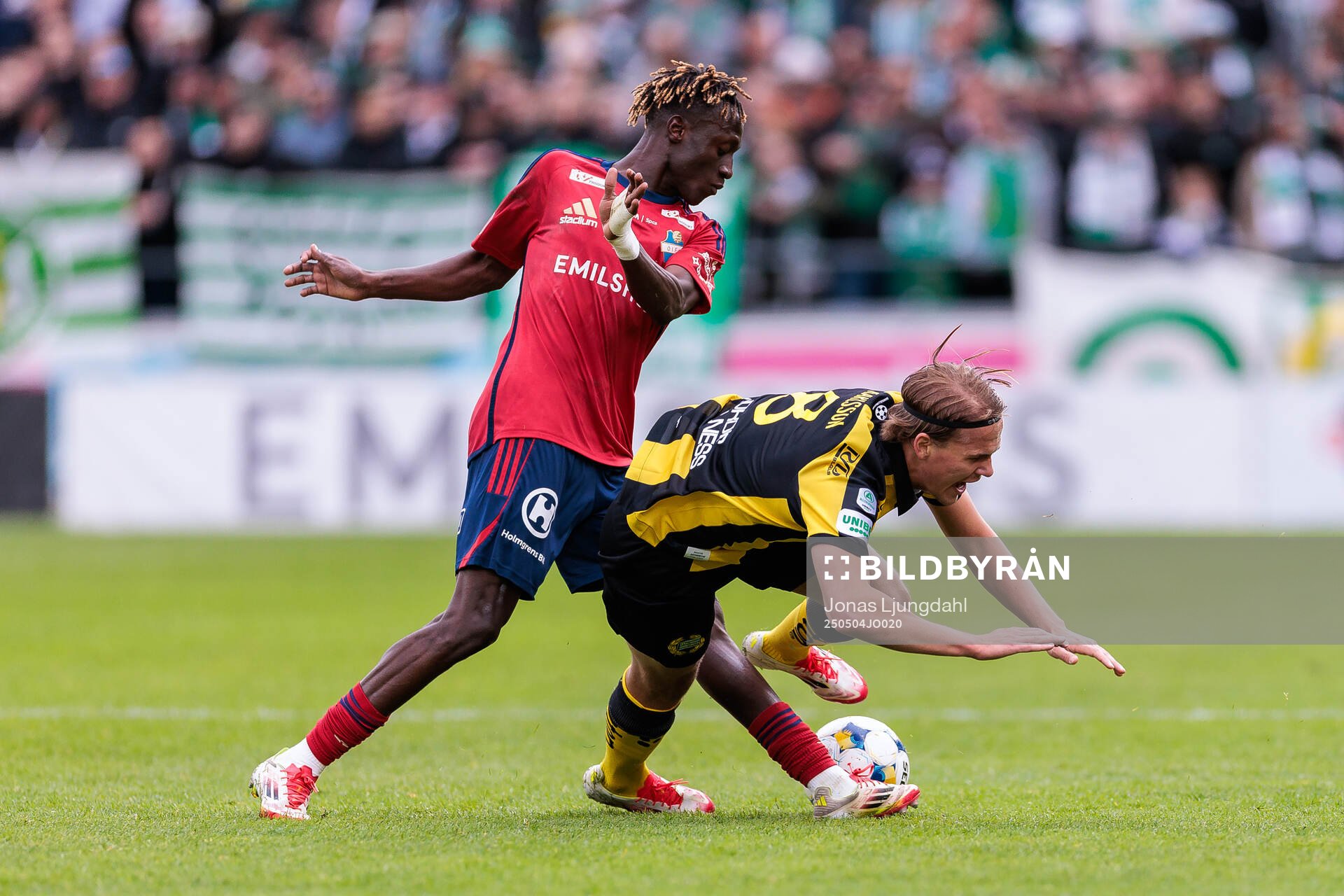 Östers Youssoupha Sanyang och Hammarbys Markus Karlsson under fotbollsmatchen i Allsvenskan mellan Öster och Hammarby den 4 maj 2025 i Växjö.