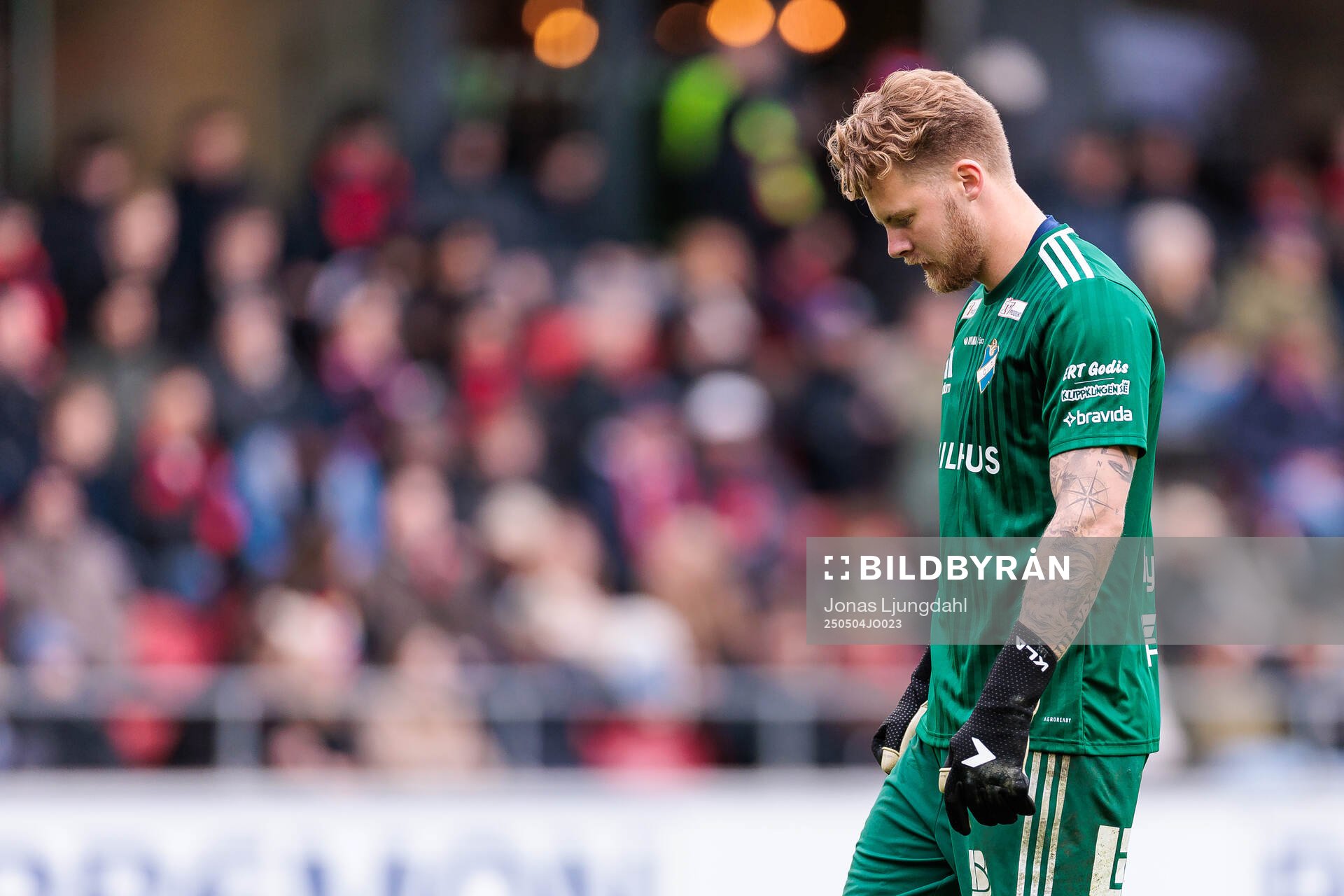Östers målvakt Robin Wallinder deppar