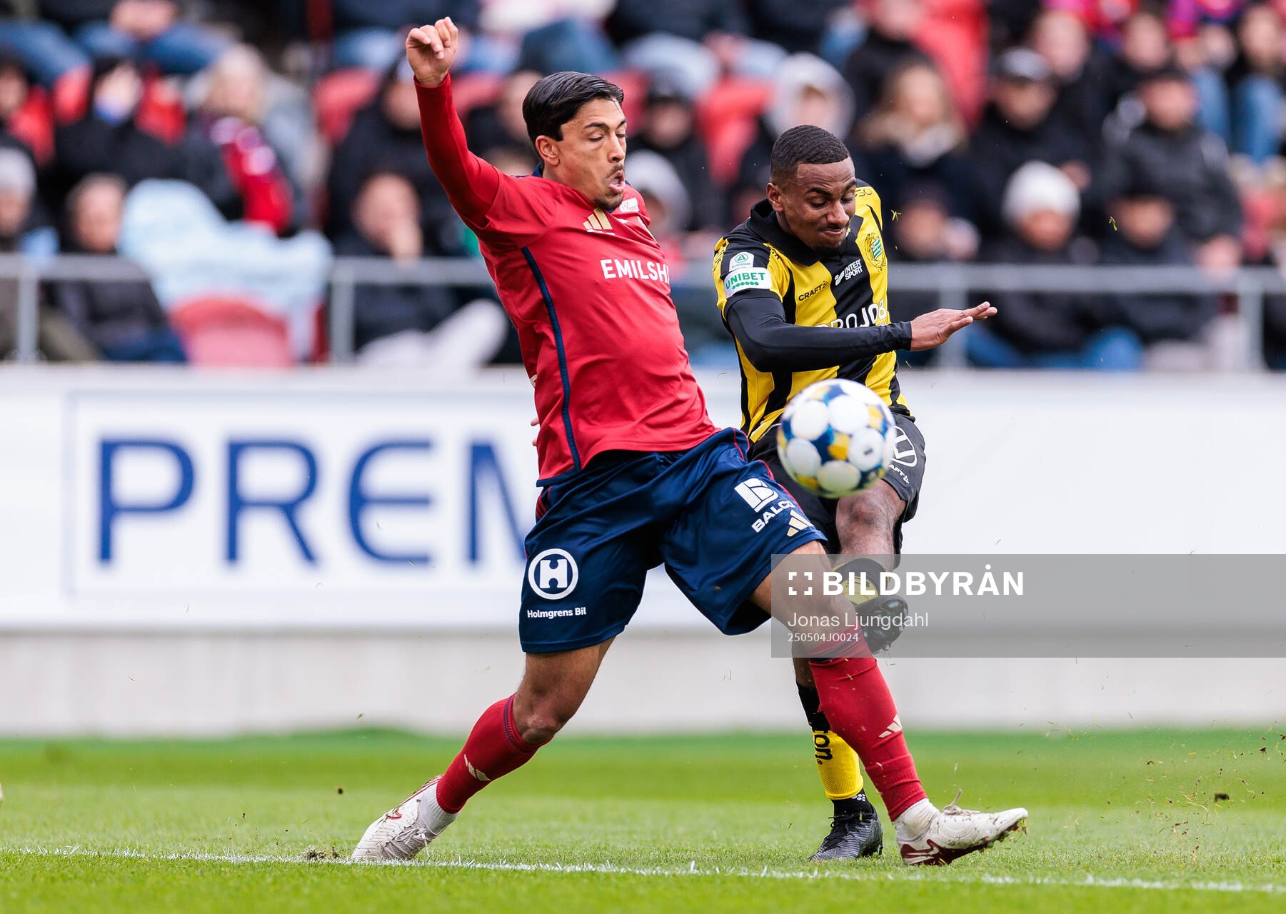 Östers Lukas Bergquist och Hammarbys Paulos Abraham under fotbollsmatchen i Allsvenskan mellan Öster och Hammarby den 4 maj 2025 i Växjö. 