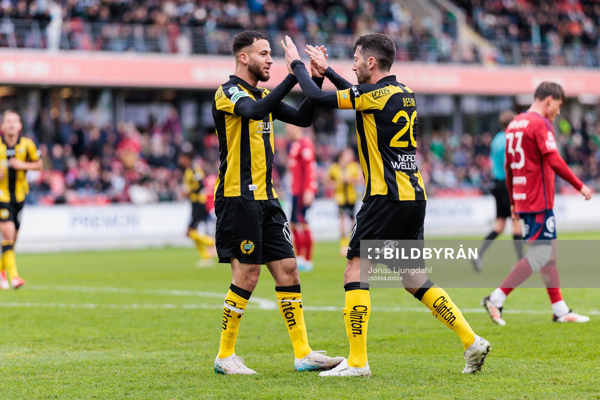 Hammarbys Abdelrahman Boudah Saidi och Nahir Besara jublar under fotbollsmatchen i Allsvenskan mellan Öster och Hammarby den 4 maj 2025 i Växjö.