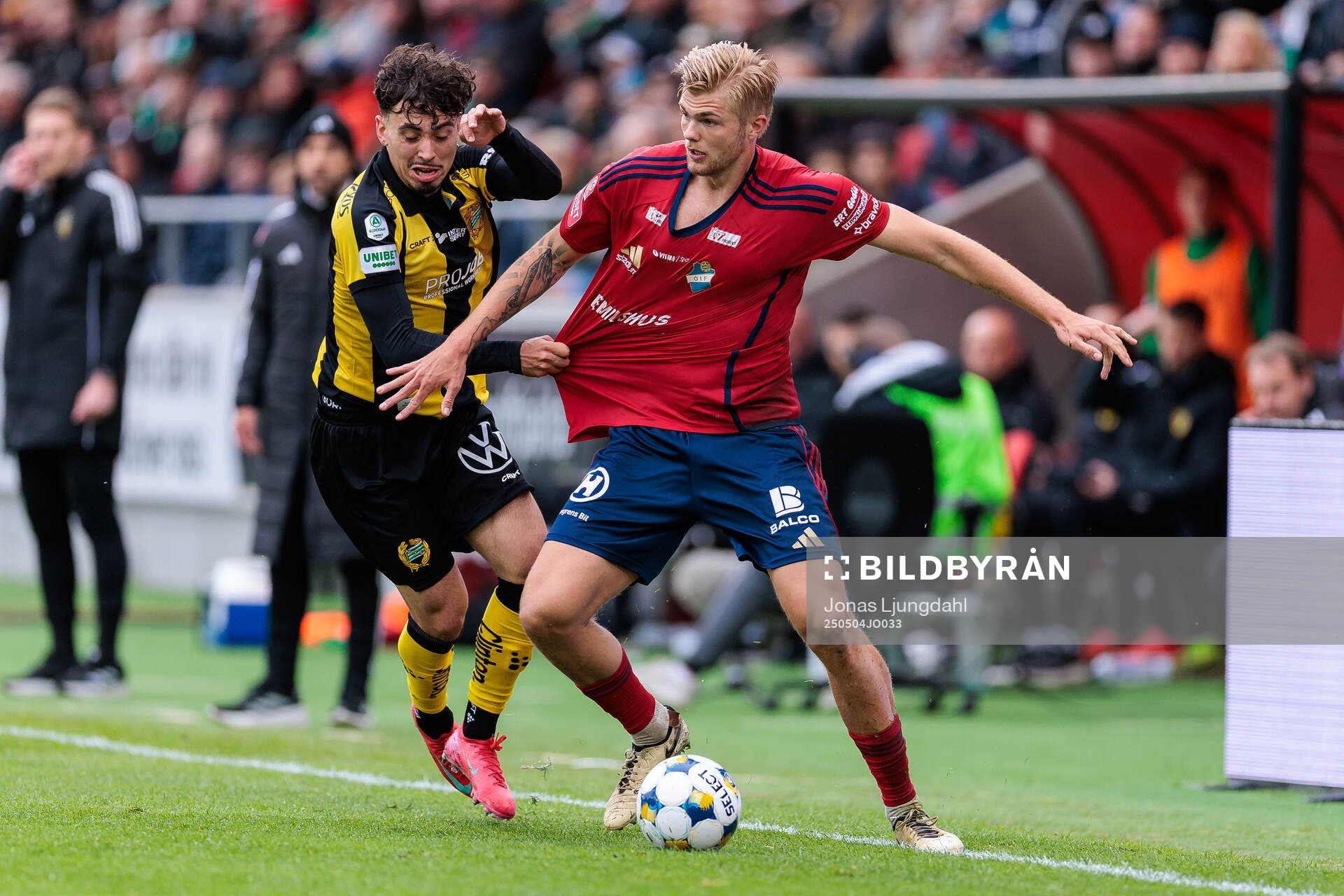 Hammarbys Sebastian Tounekti och Östers Mattis Adolfsson under fotbollsmatchen i Allsvenskan mellan Öster och Hammarby den 4 maj 2025 i Växjö.