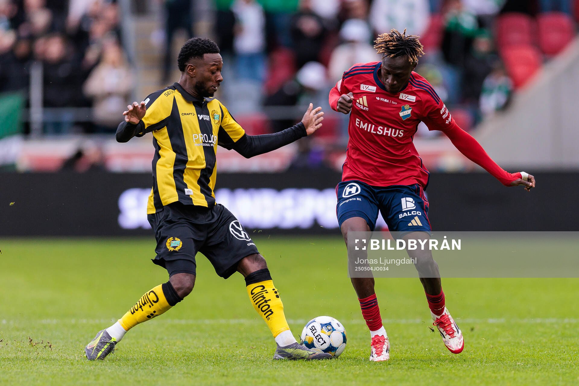 Hammarbys Shaquille Pinas och Östers Youssoupha Sanyang under fotbollsmatchen i Allsvenskan mellan Öster och Hammarby den 4 maj 2025 i Växjö.