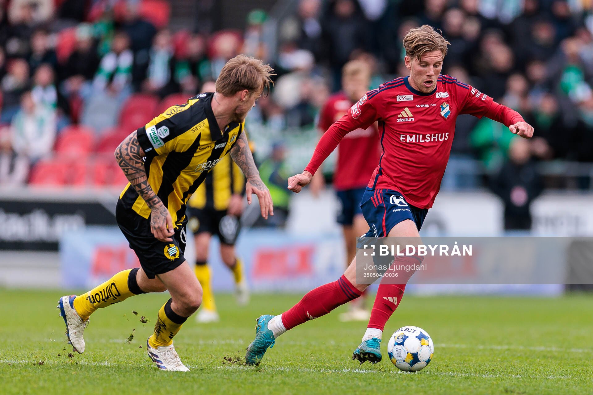 Hammarbys Victor Eriksson och Östers Noah Söderberg under fotbollsmatchen i Allsvenskan mellan Öster och Hammarby den 4 maj 2025 i Växjö. 