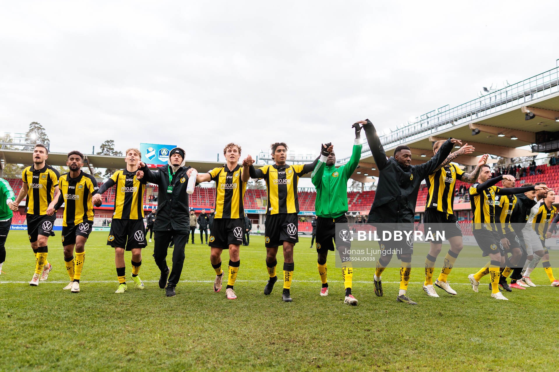 Hammarbys spelare jublar efter fotbollsmatchen i Allsvenskan mellan Öster och Hammarby den 4 maj 2025 i Växjö. 