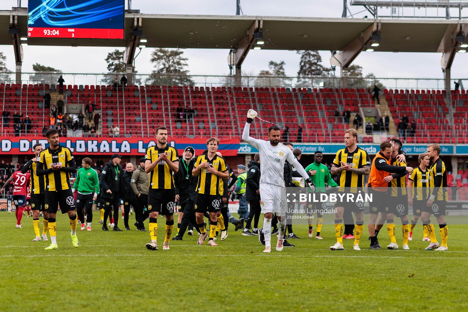 Hammarbys spelare jublar efter fotbollsmatchen i Allsvenskan mellan Öster och Hammarby den 4 maj 2025 i Växjö. 