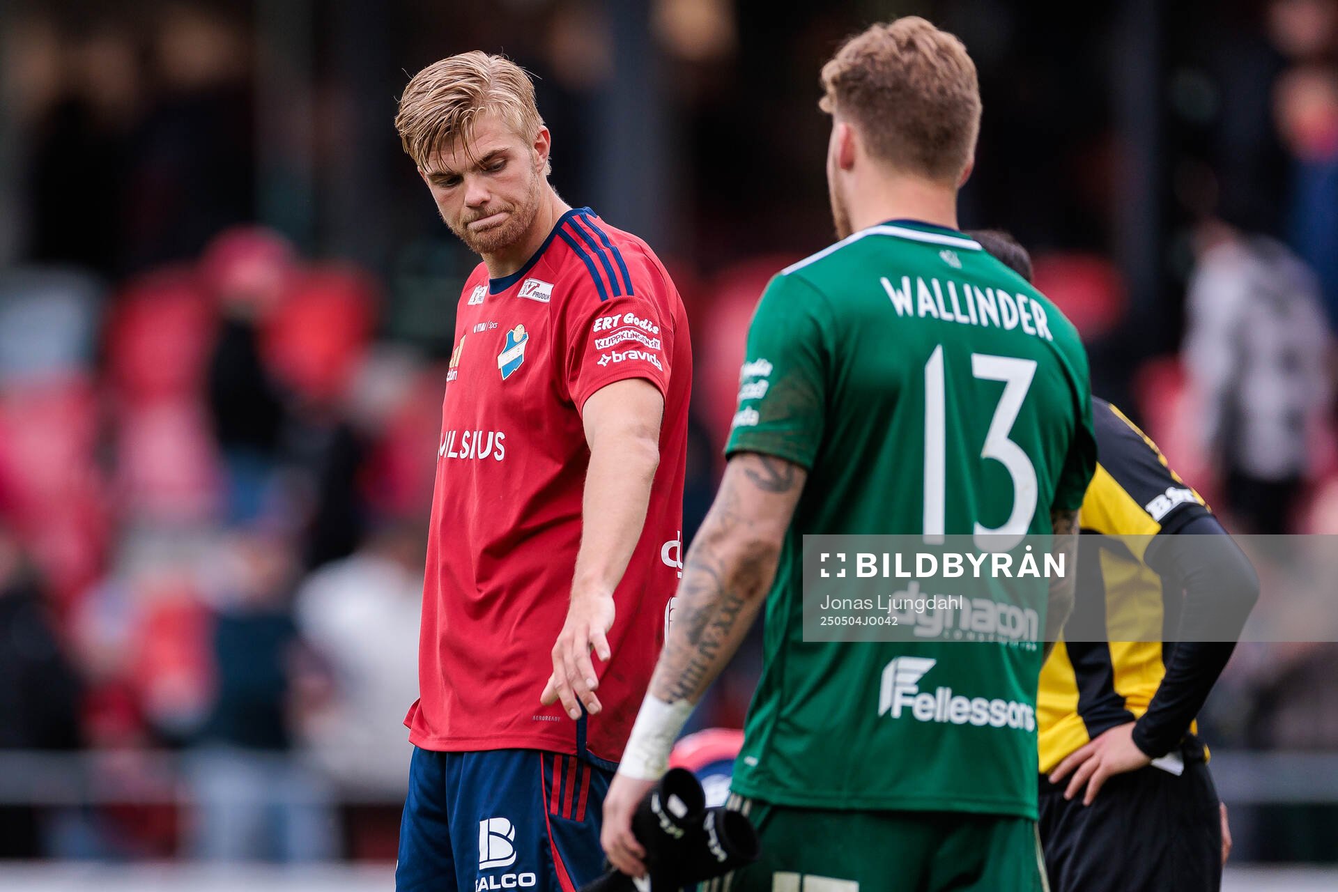 Östers Mattis Adolfsson och målvakt Robin Wallinder deppar