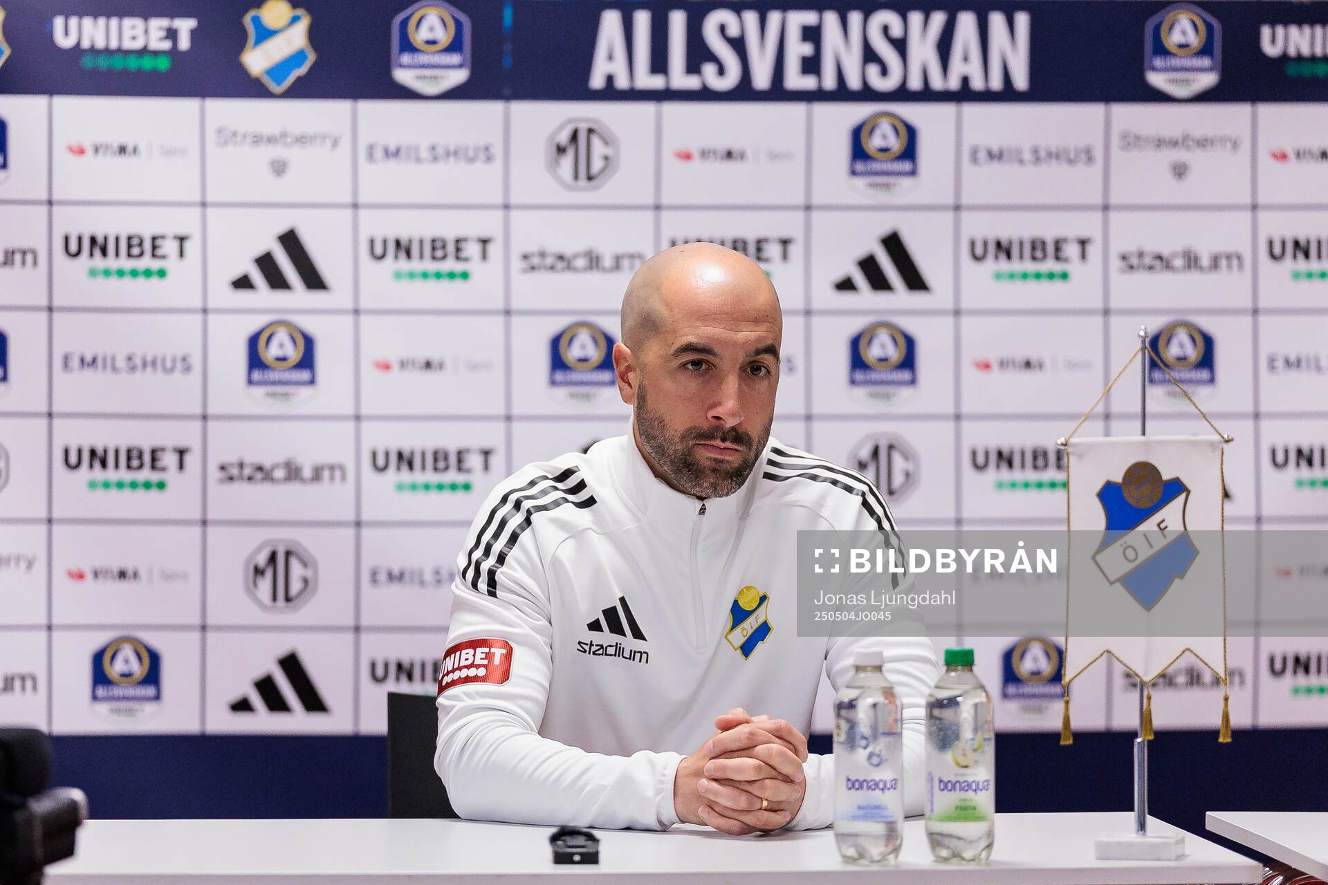 Östers tränare Martin Foyston på presskonferens efter fotbollsmatchen i Allsvenskan mellan Öster och Hammarby den 4 maj 2025 i Växjö. 