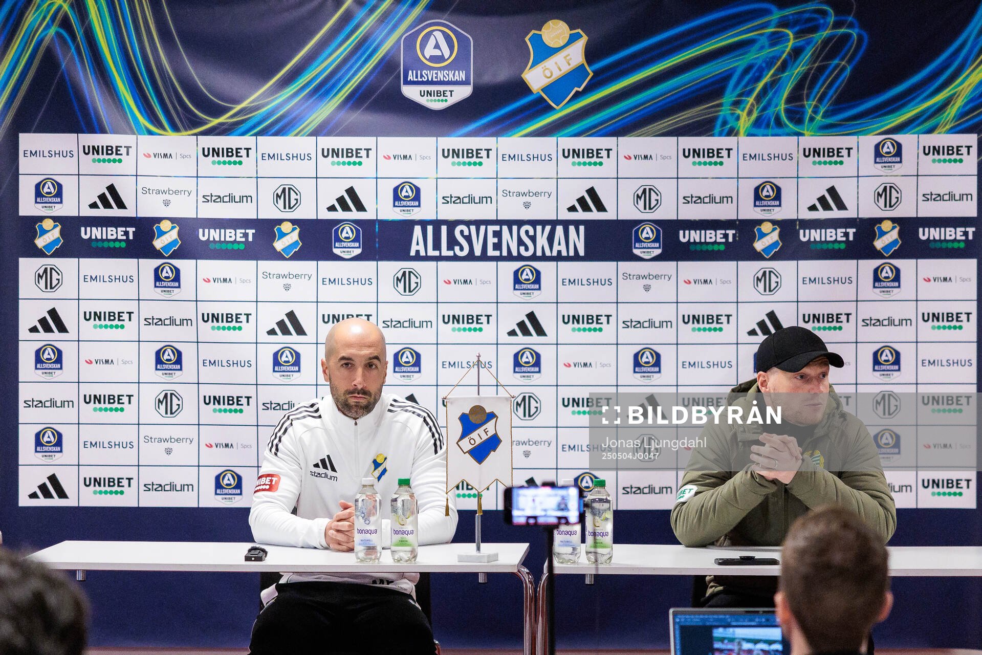 Östers tränare Martin Foyston och Hammarbys tränare Kim Hellberg på presskonferens efter fotbollsmatchen i Allsvenskan mellan Öster och Hammarby den 4 maj 2025 i Växjö.