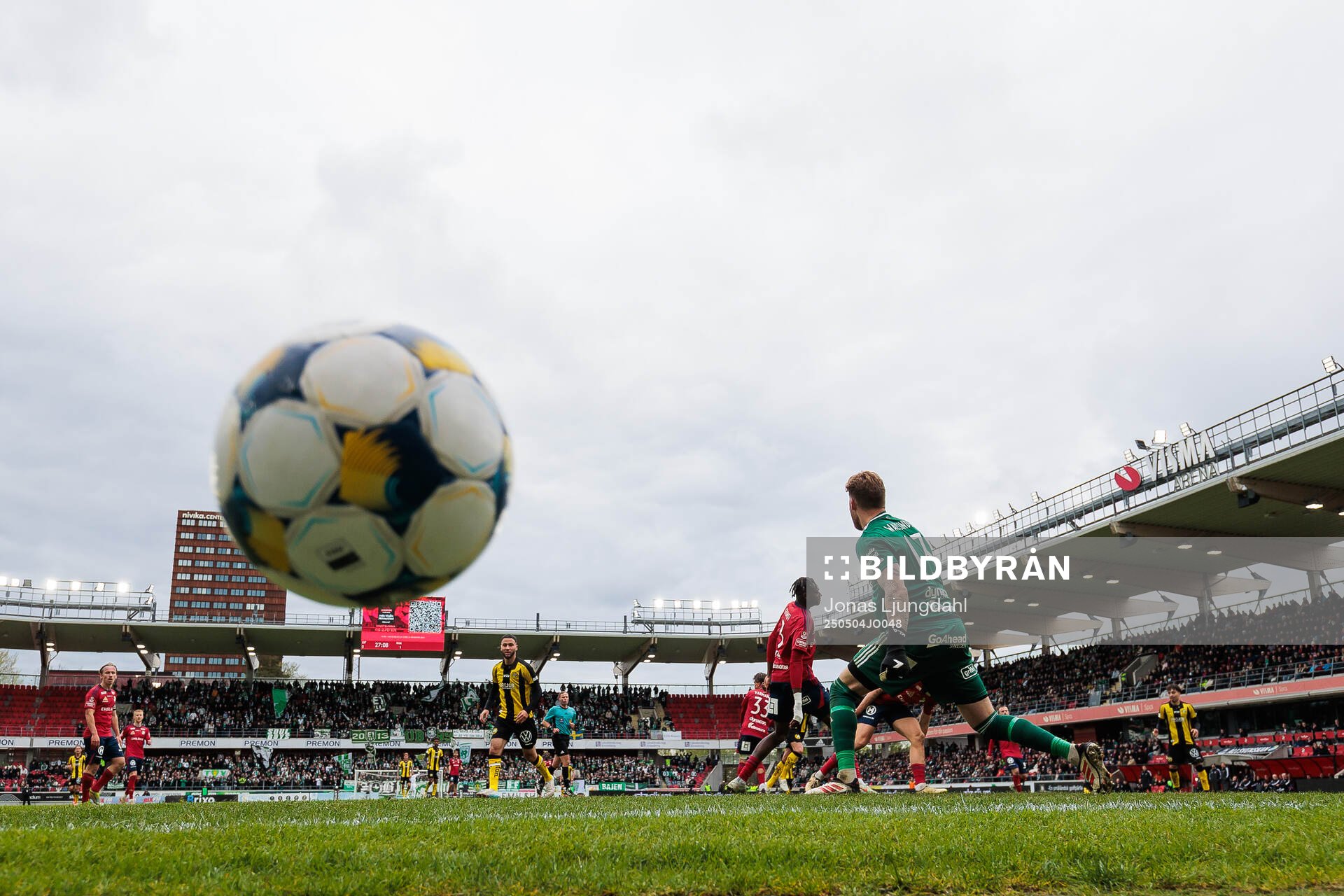 Hammarbys Nahir Besara (ej i bild) gör mål 0-2 bakom Östers målvakt Robin Wallinder under fotbollsmatchen i Allsvenskan mellan Öster och Hammarby den 4 maj 2025 i Växjö.