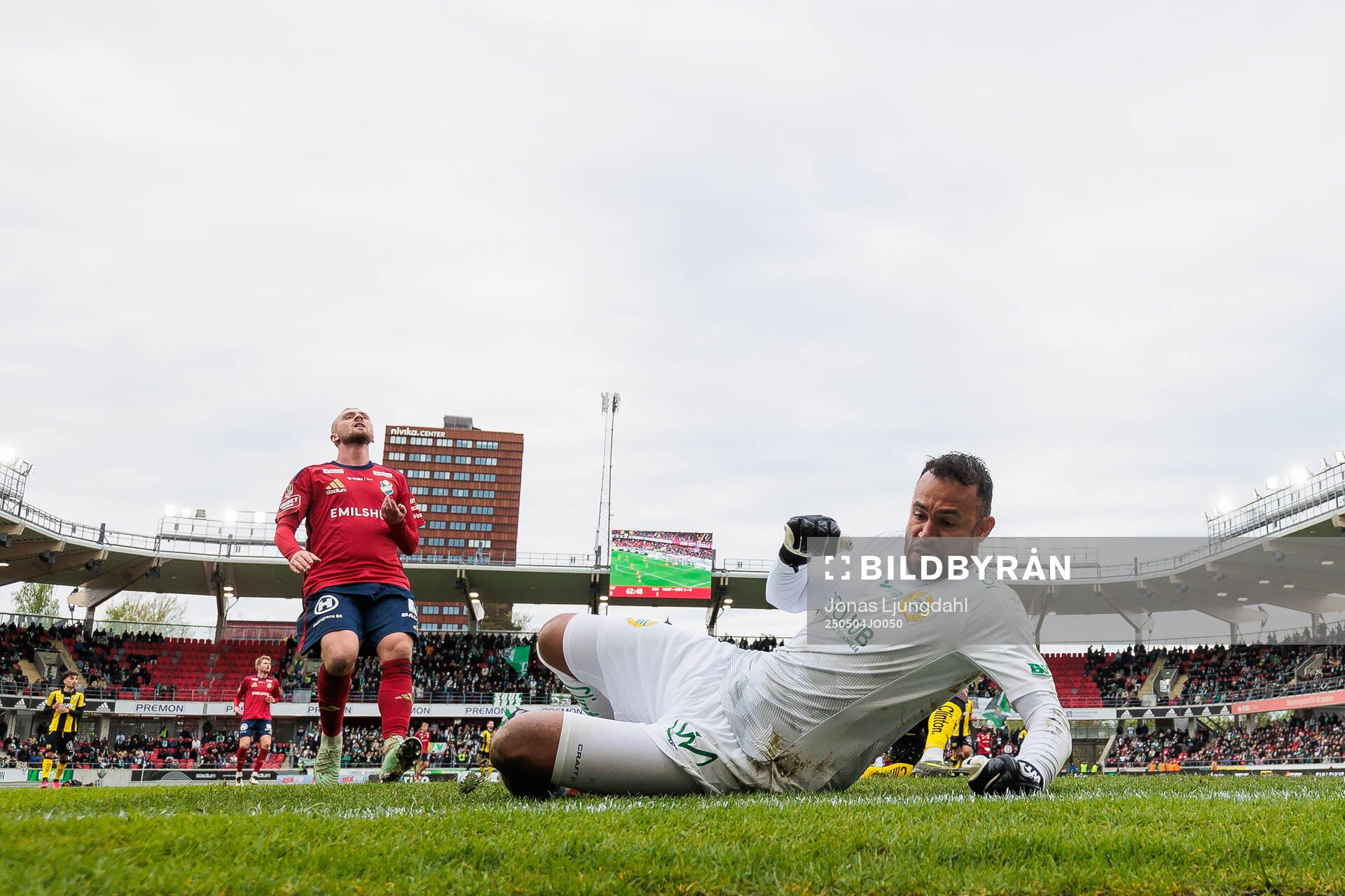 Östers Chriss-Albin Mörfelt och Hammarbys målvakt Warner Hahn under fotbollsmatchen i Allsvenskan mellan Öster och Hammarby den 4 maj 2025 i Växjö.