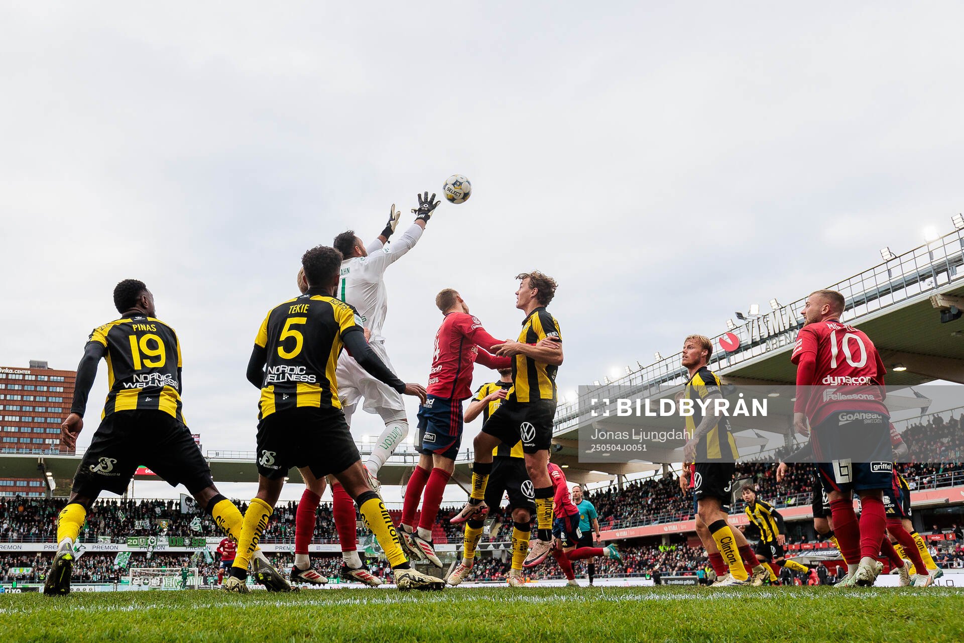 Hammarbys målvakt Warner Hahn gör en räddning under fotbollsmatchen i Allsvenskan mellan Öster och Hammarby den 4 maj 2025 i Växjö. 