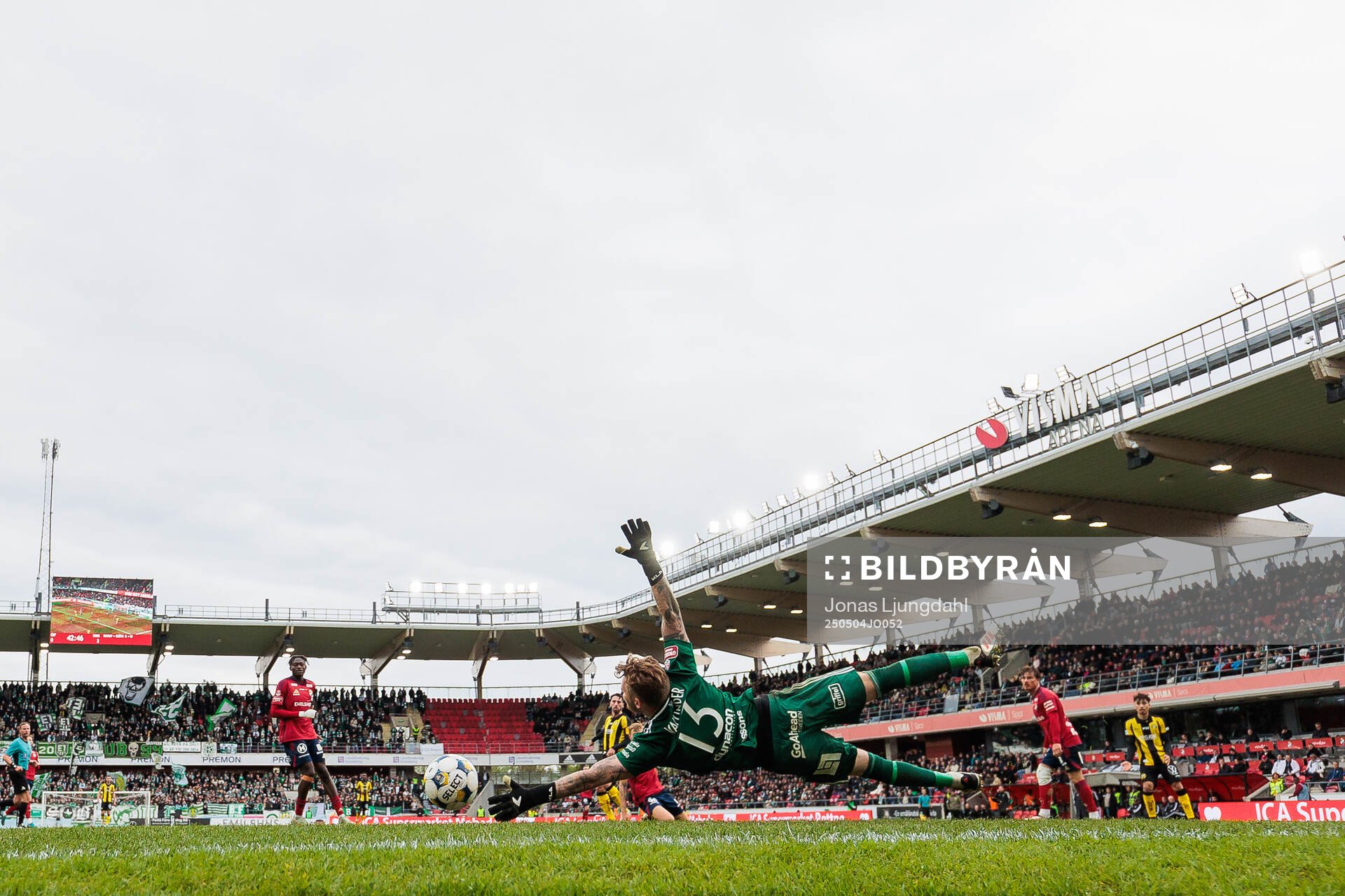 Hammarbys Nahir Besara (ej i bild) gör mål 0-2 bakom Östers målvakt Robin Wallinder under fotbollsmatchen i Allsvenskan mellan Öster och Hammarby den 4 maj 2025 i Växjö.