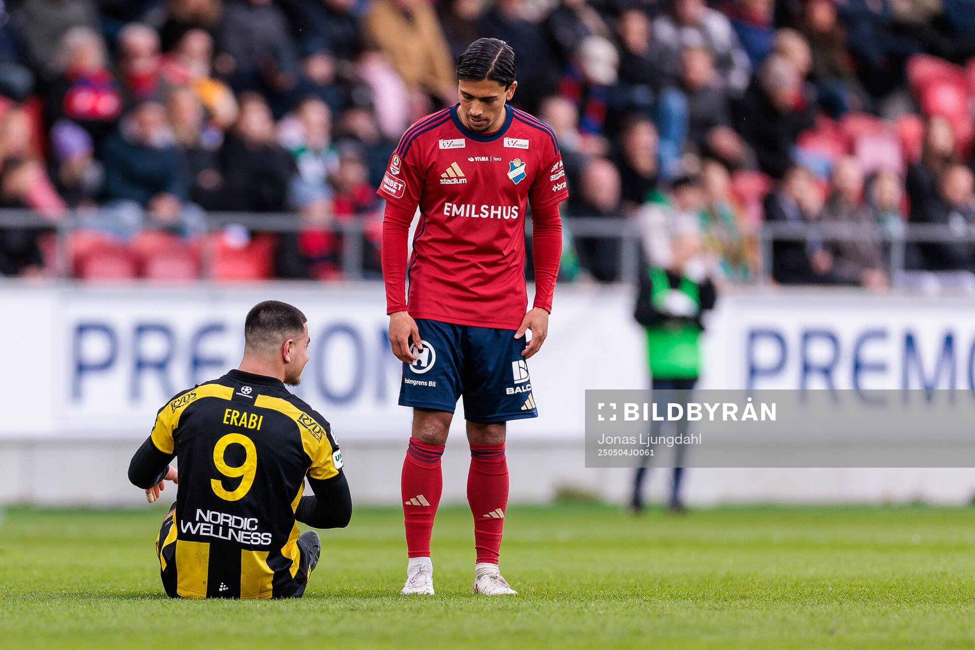 Hammarbys Jusef Erabi och Östers Lukas Bergquist under fotbollsmatchen i Allsvenskan mellan Öster och Hammarby den 4 maj 2025 i Växjö. 