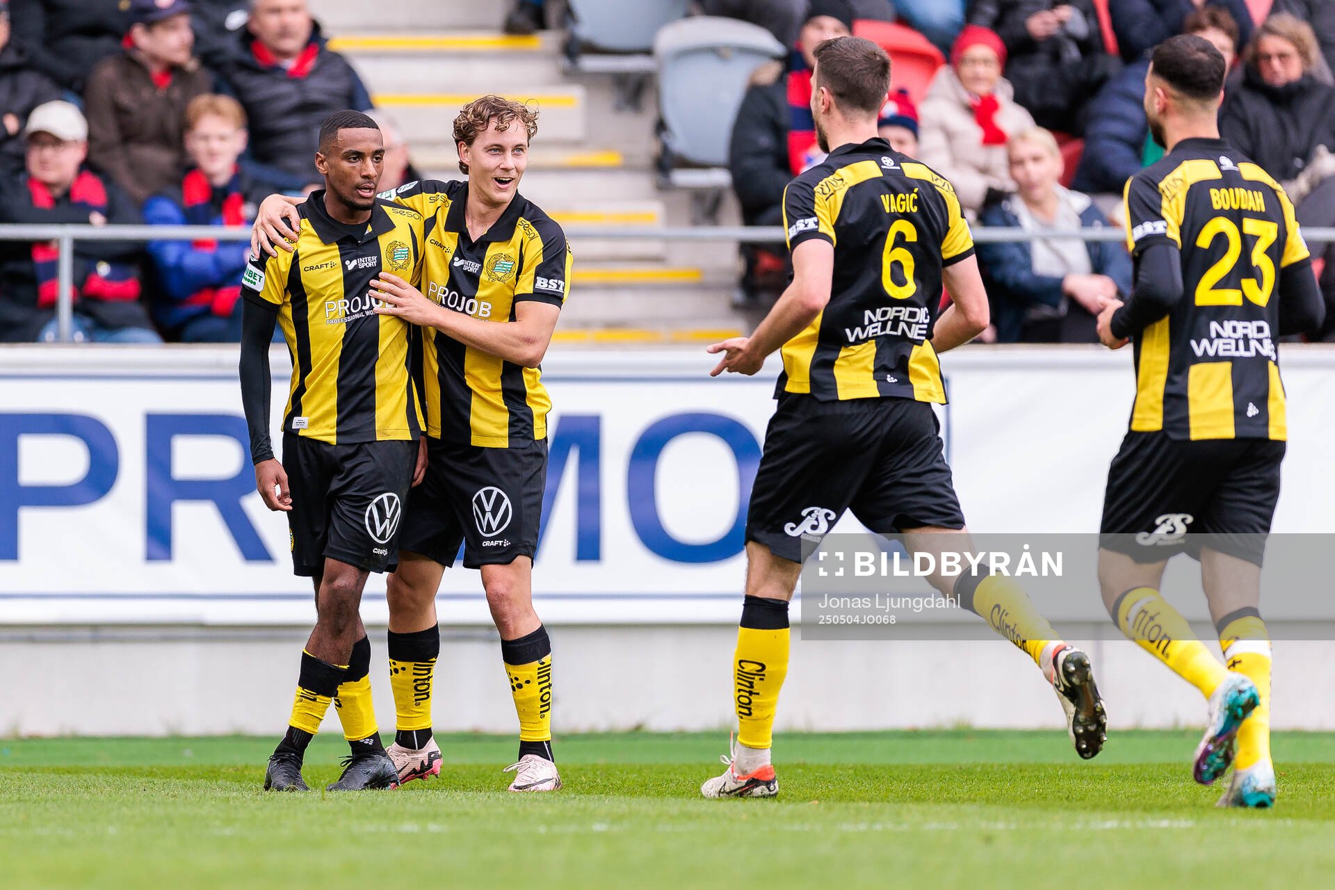 Hammarbys Paulos Abraham och Hampus Skoglund jublar efter mål 0-1 under fotbollsmatchen i Allsvenskan mellan Öster och Hammarby den 4 maj 2025 i Växjö.