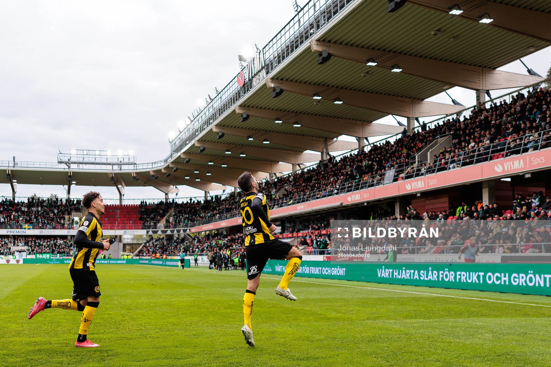 Hammarbys Nahir Besara jublar efter mål 0-2 under fotbollsmatchen i Allsvenskan mellan Öster och Hammarby den 4 maj 2025 i Växjö. 