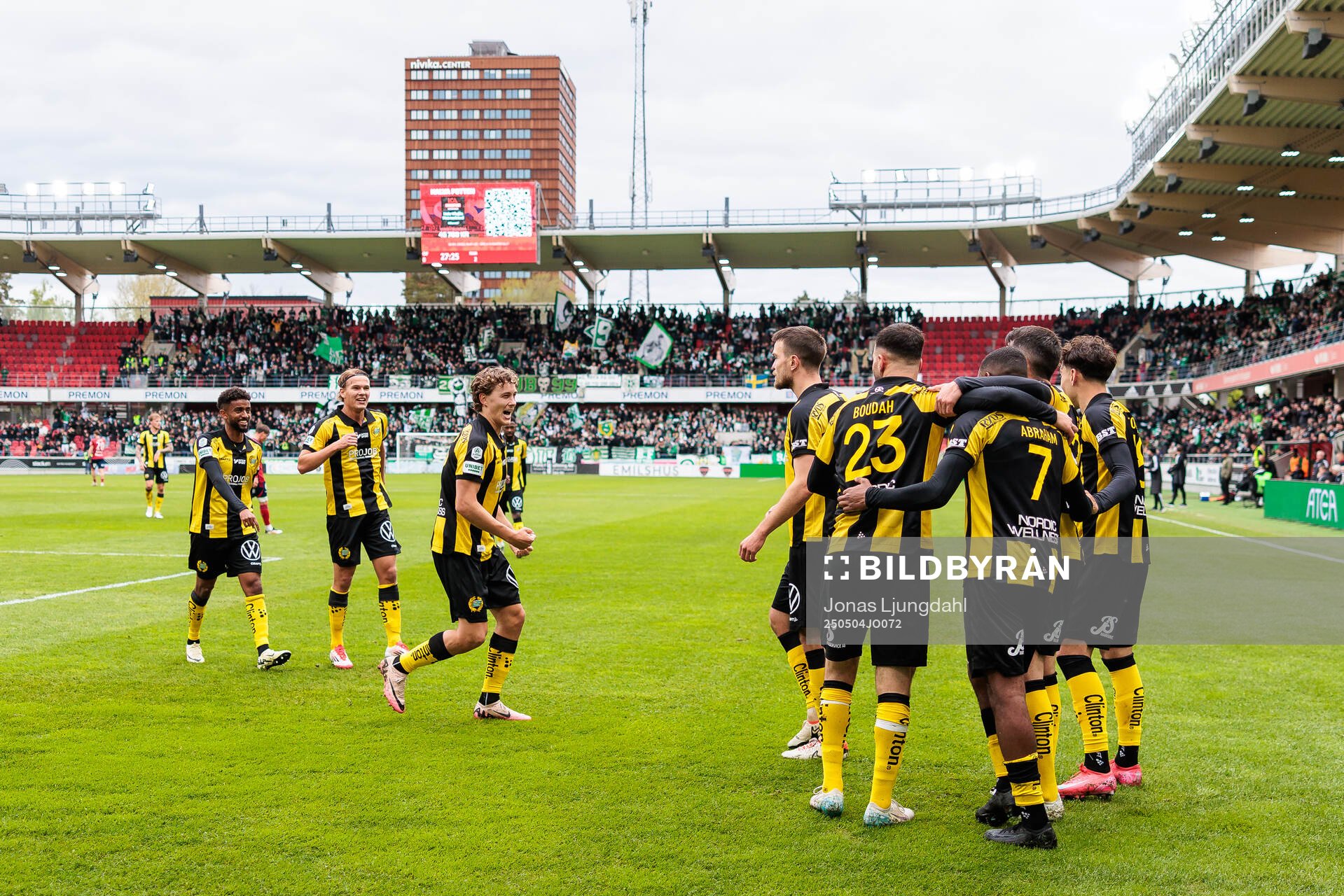Hammarbys spelare jublar efter mål 0-2 under fotbollsmatchen i Allsvenskan mellan Öster och Hammarby den 4 maj 2025 i Växjö. 