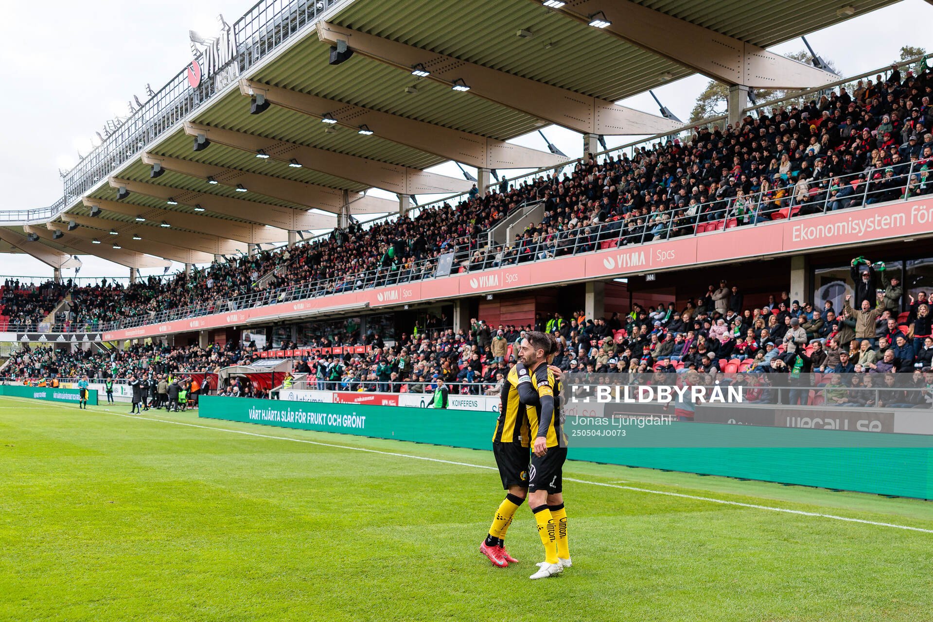 Hammarbys Nahir Besara jublar efter mål 0-2 under fotbollsmatchen i Allsvenskan mellan Öster och Hammarby den 4 maj 2025 i Växjö. 