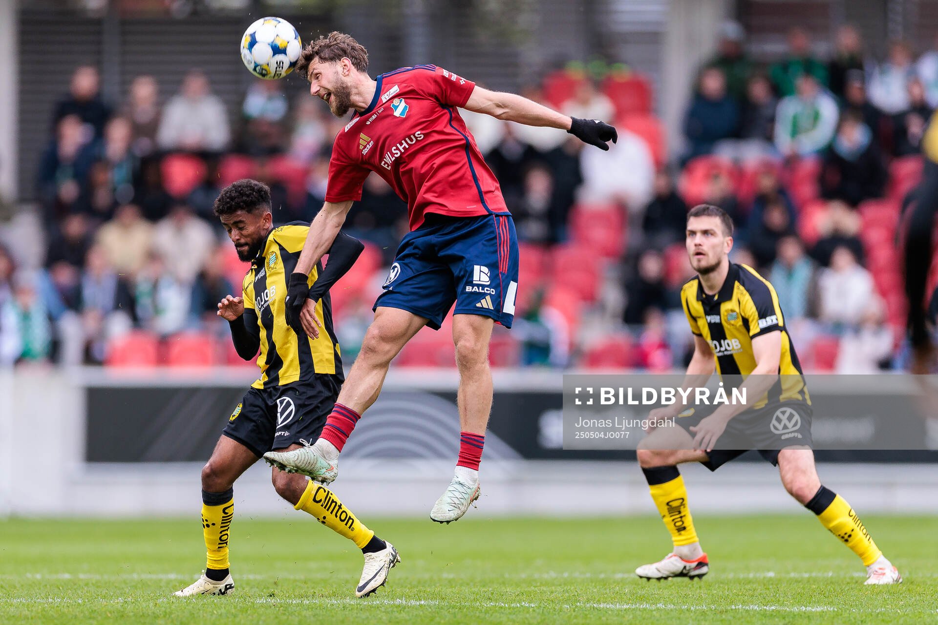 Hammarbys Tesfaldet Tekie och Östers Alibek Aliev under fotbollsmatchen i Allsvenskan mellan Öster och Hammarby den 4 maj 2025 i Växjö. 