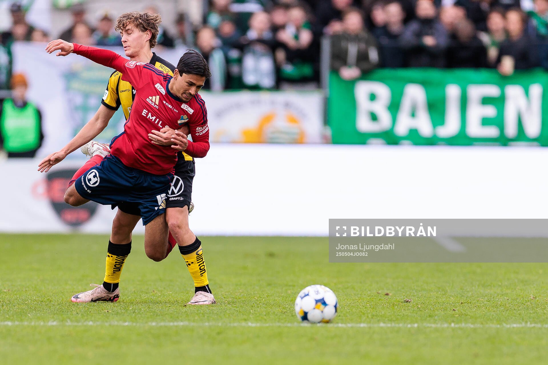 Hammarbys Hampus Skoglund och Östers Lukas Bergquist under fotbollsmatchen i Allsvenskan mellan Öster och Hammarby den 4 maj 2025 i Växjö. 