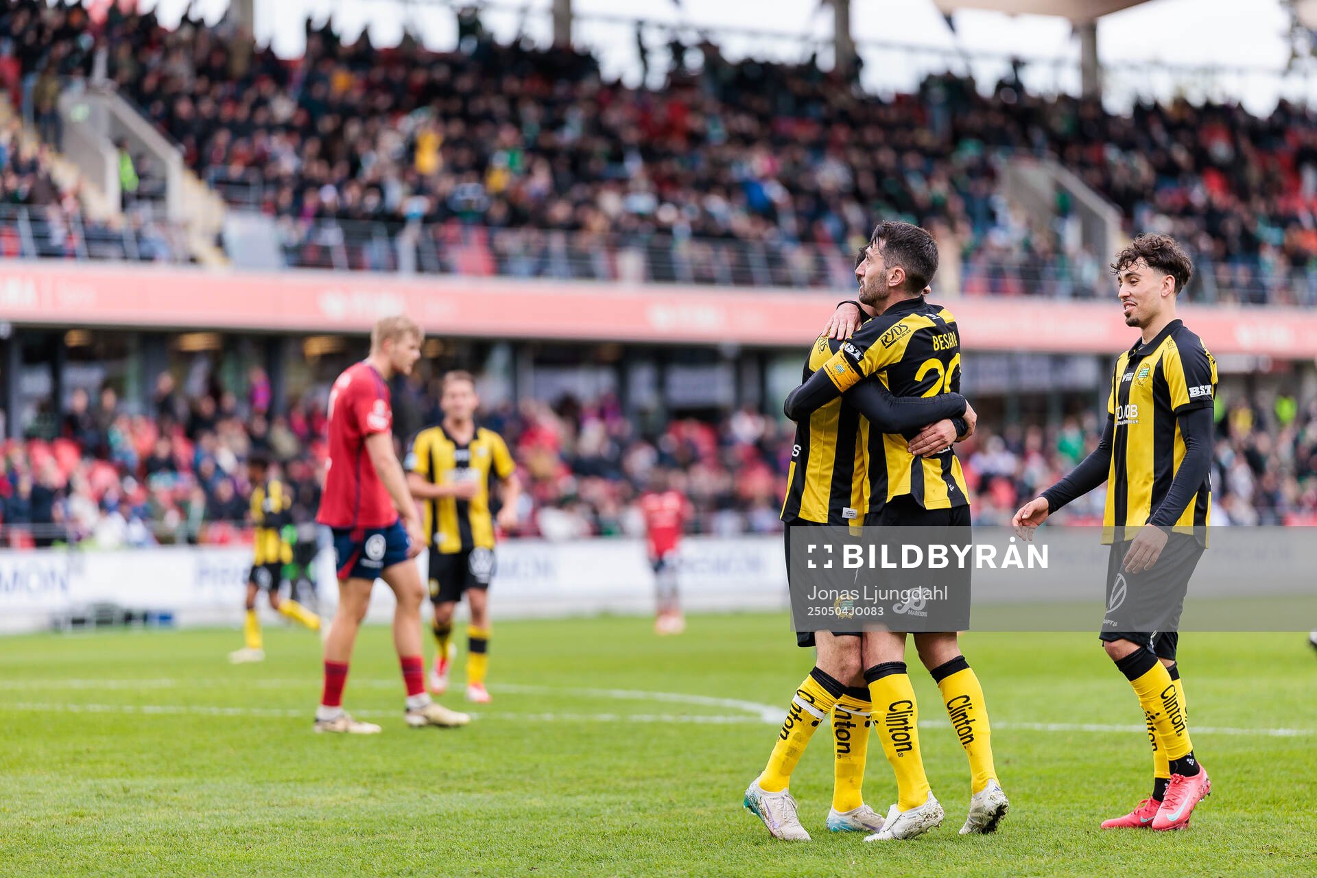Hammarbys Nahir Besara jublar efter mål 0-3 under fotbollsmatchen i Allsvenskan mellan Öster och Hammarby den 4 maj 2025 i Växjö. 