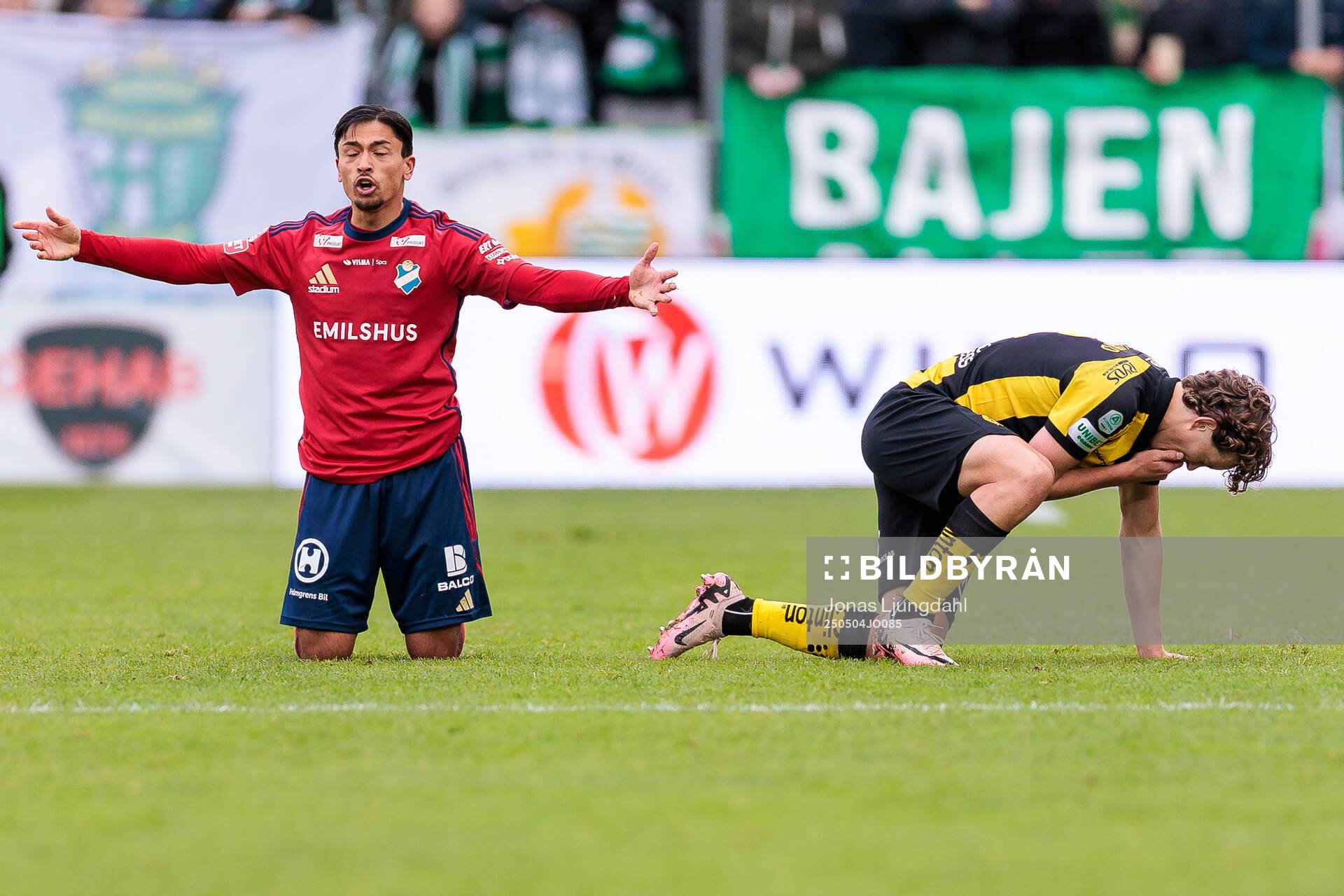 Östers Lukas Bergquist och Hammarbys Hampus Skoglund under fotbollsmatchen i Allsvenskan mellan Öster och Hammarby den 4 maj 2025 i Växjö. 