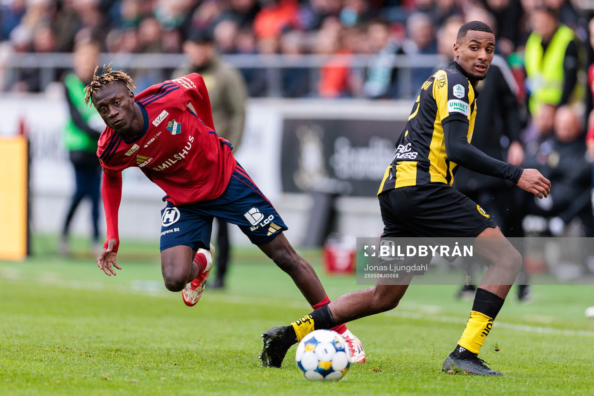 Östers Youssoupha Sanyang och Hammarbys Paulos Abraham under fotbollsmatchen i Allsvenskan mellan Öster och Hammarby den 4 maj 2025 i Växjö.