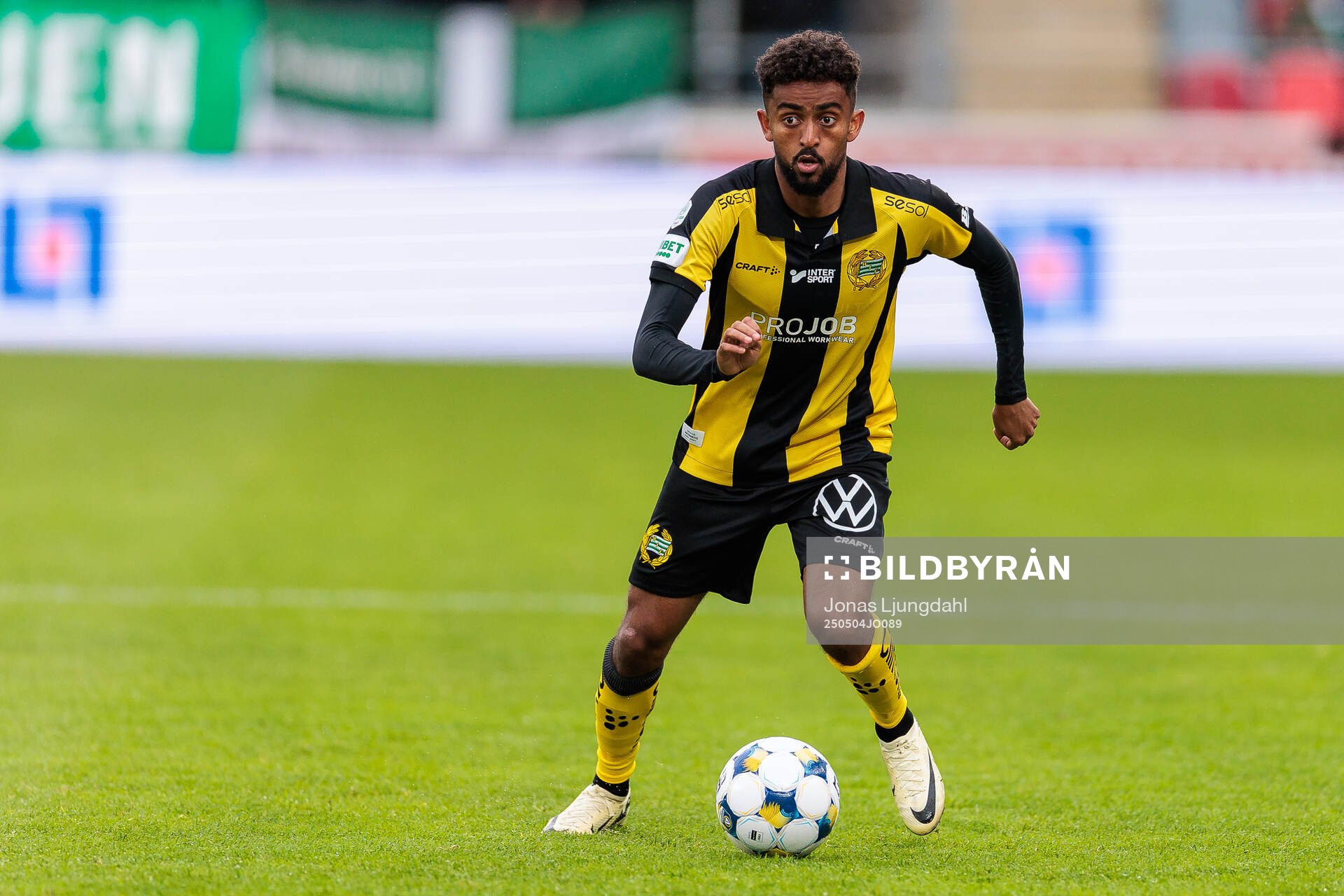 Hammarbys Tesfaldet Tekie under fotbollsmatchen i Allsvenskan mellan Öster och Hammarby den 4 maj 2025 i Växjö. 