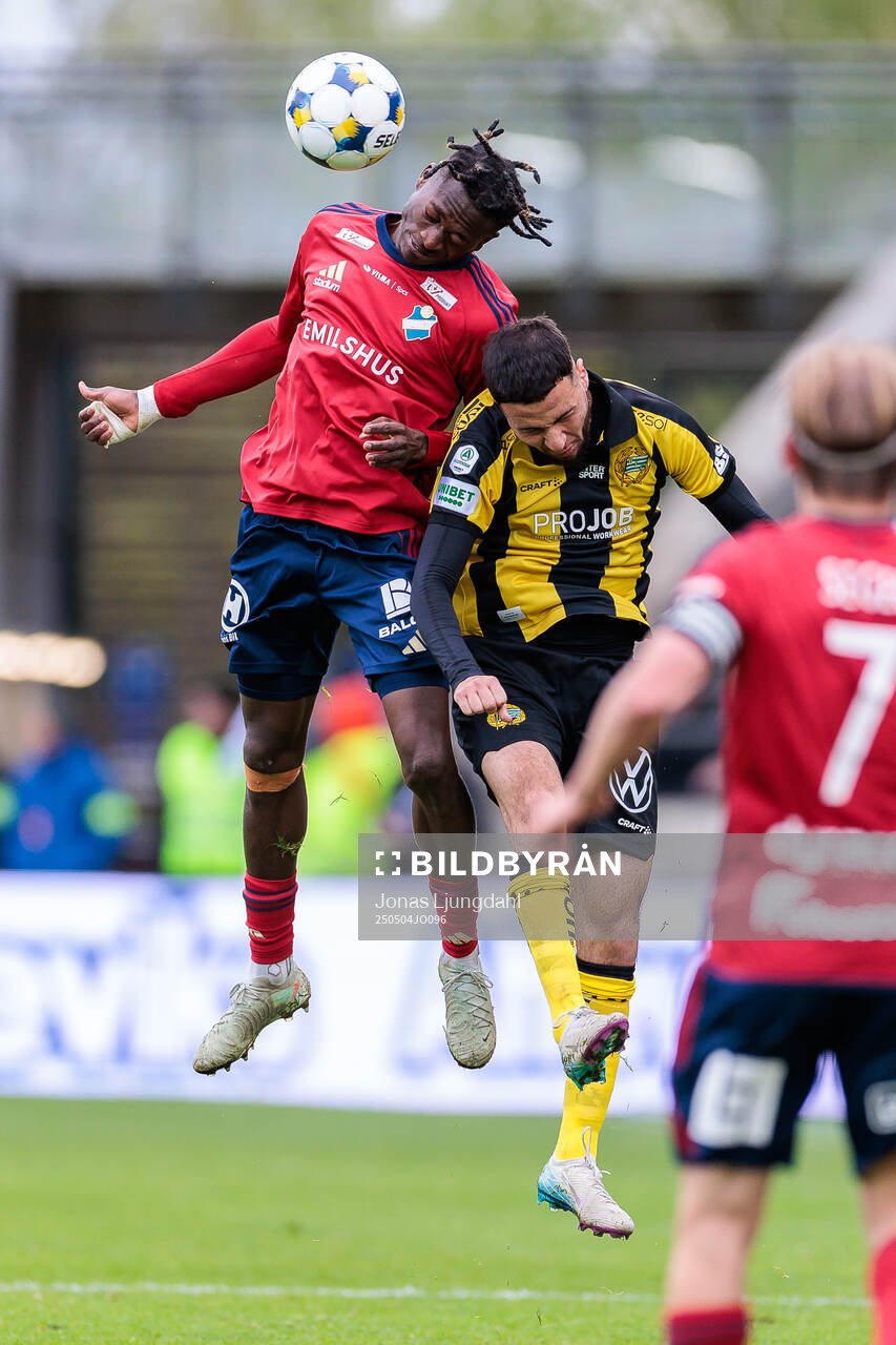 Östers Kingsley Gyamfi och Hammarbys Abdelrahman Boudah Saidi under fotbollsmatchen i Allsvenskan mellan Öster och Hammarby den 4 maj 2025 i Växjö.