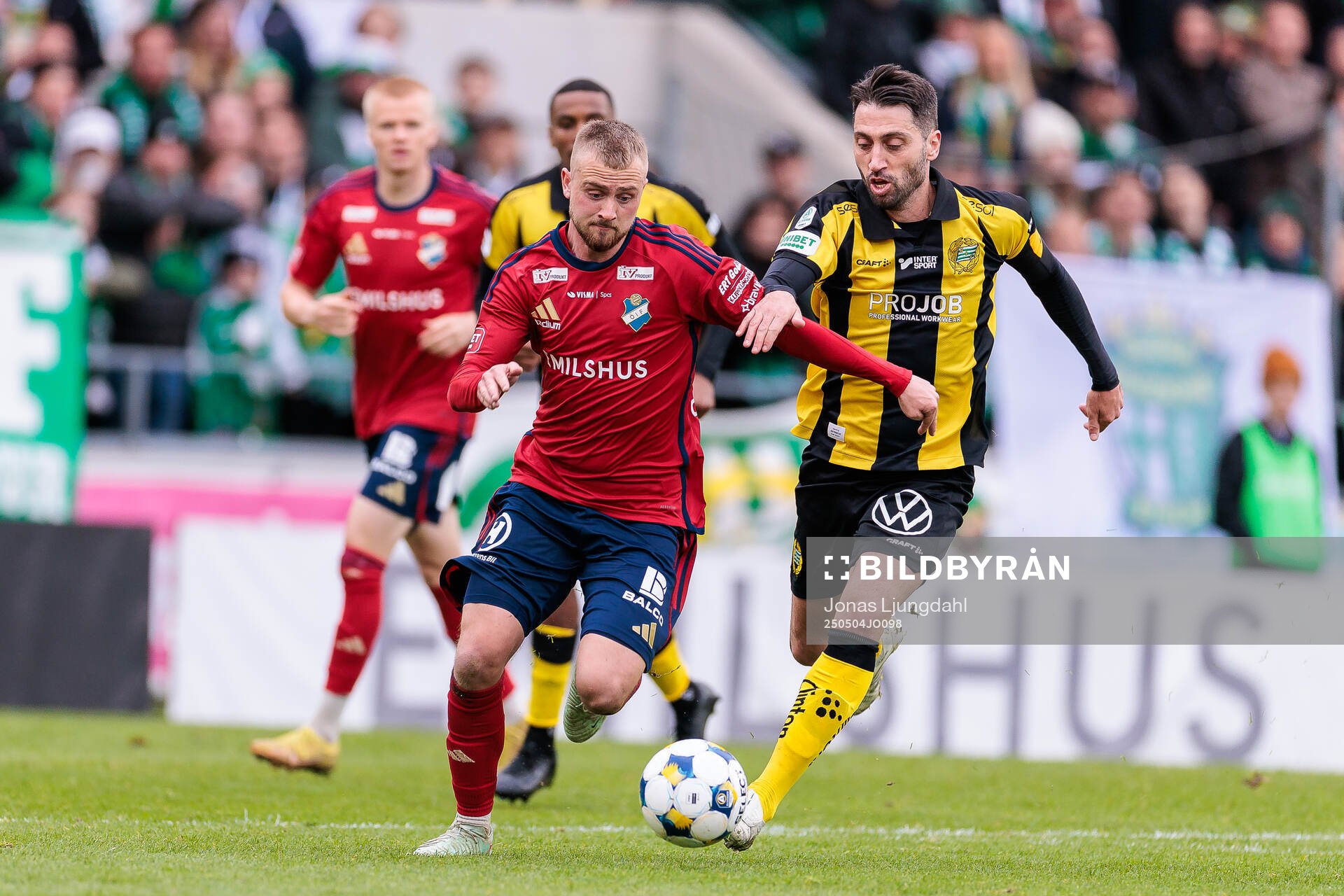Östers Chriss-Albin Mörfelt och Hammarbys Nahir Besara under fotbollsmatchen i Allsvenskan mellan Öster och Hammarby den 4 maj 2025 i Växjö.